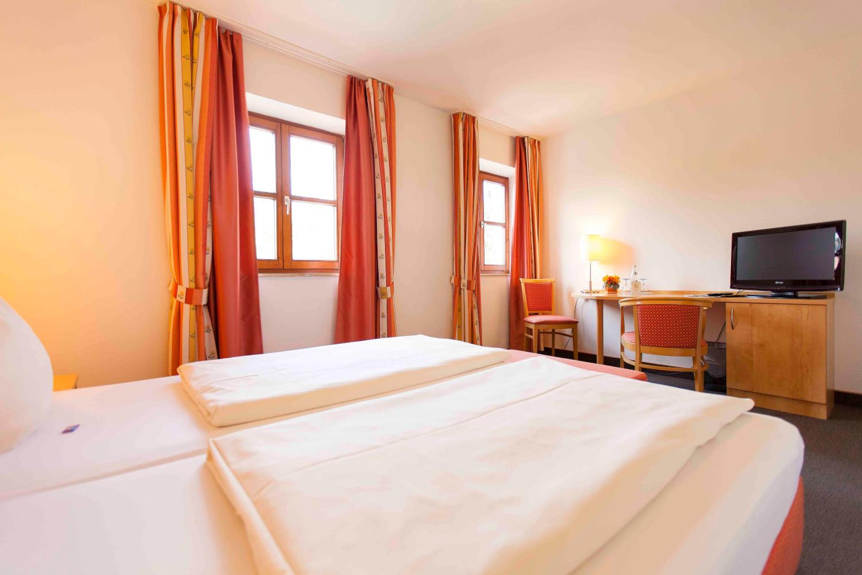 Double or Twin Room - Photo 9