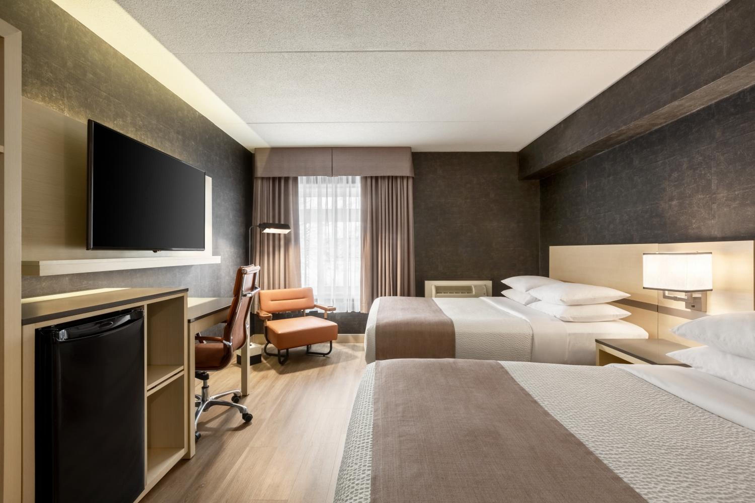Queen Room with Two Queen Beds - Non-Smoking - Photo 7