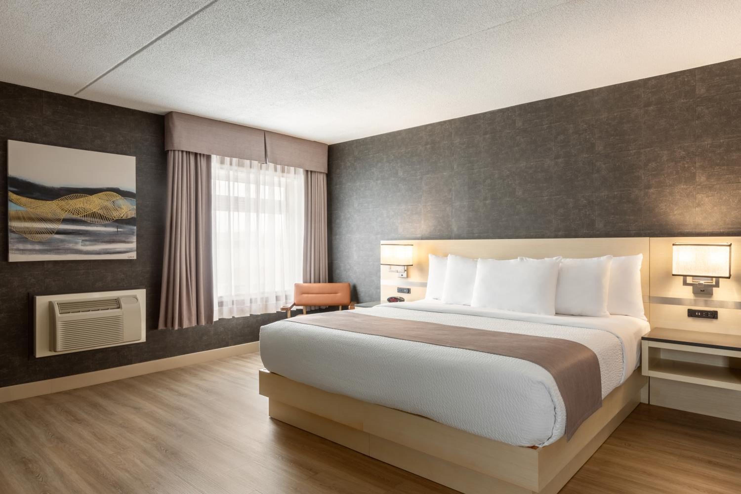 Deluxe King Room - Non-Smoking - Photo 6
