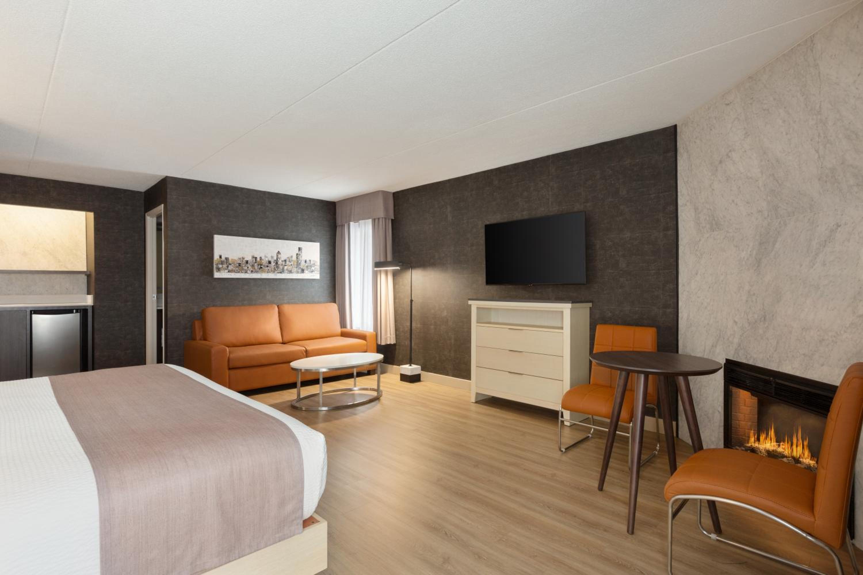 Deluxe King Room - Non-Smoking - Photo 4