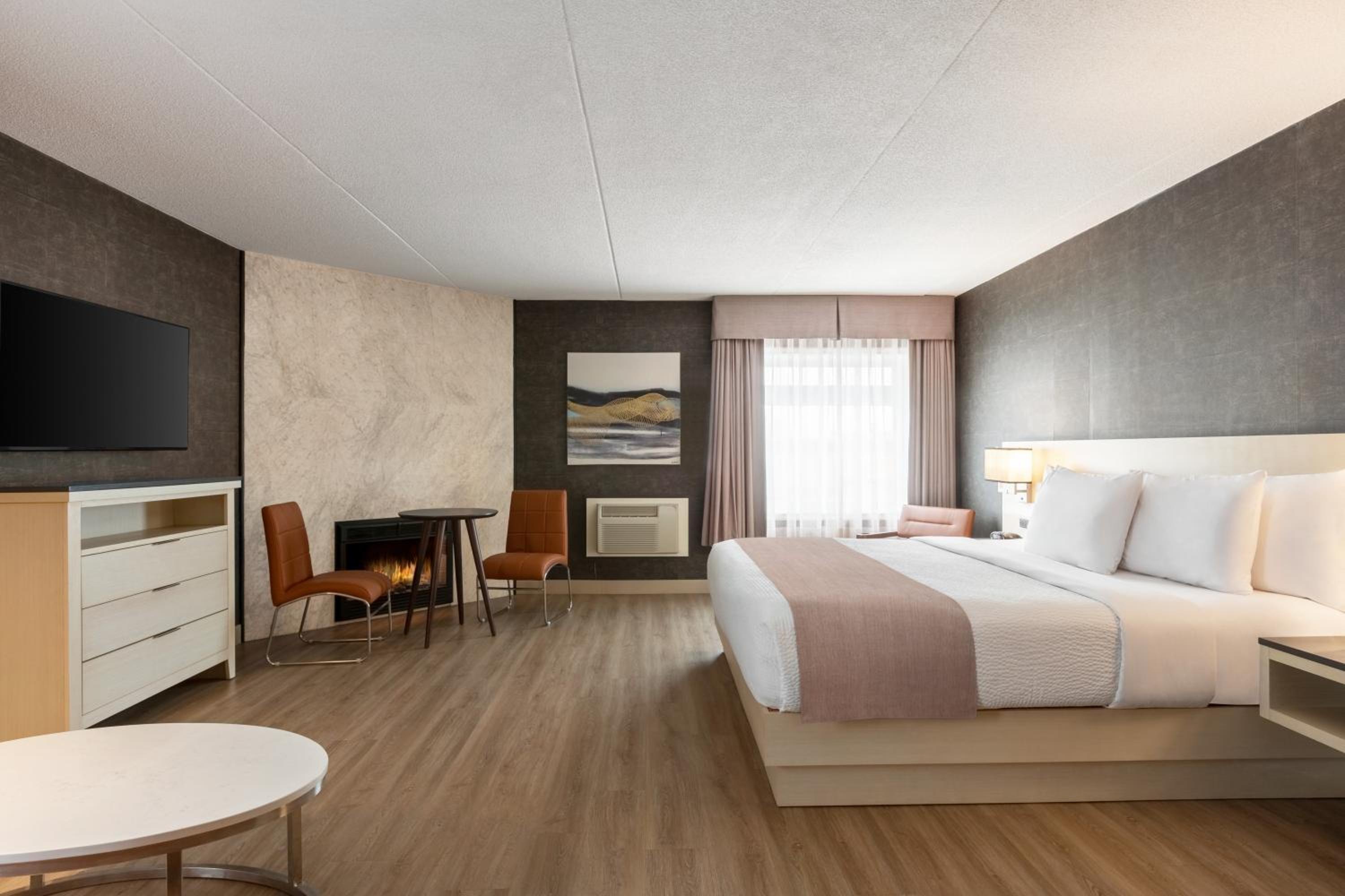 Deluxe King Room - Non-Smoking - Photo 5