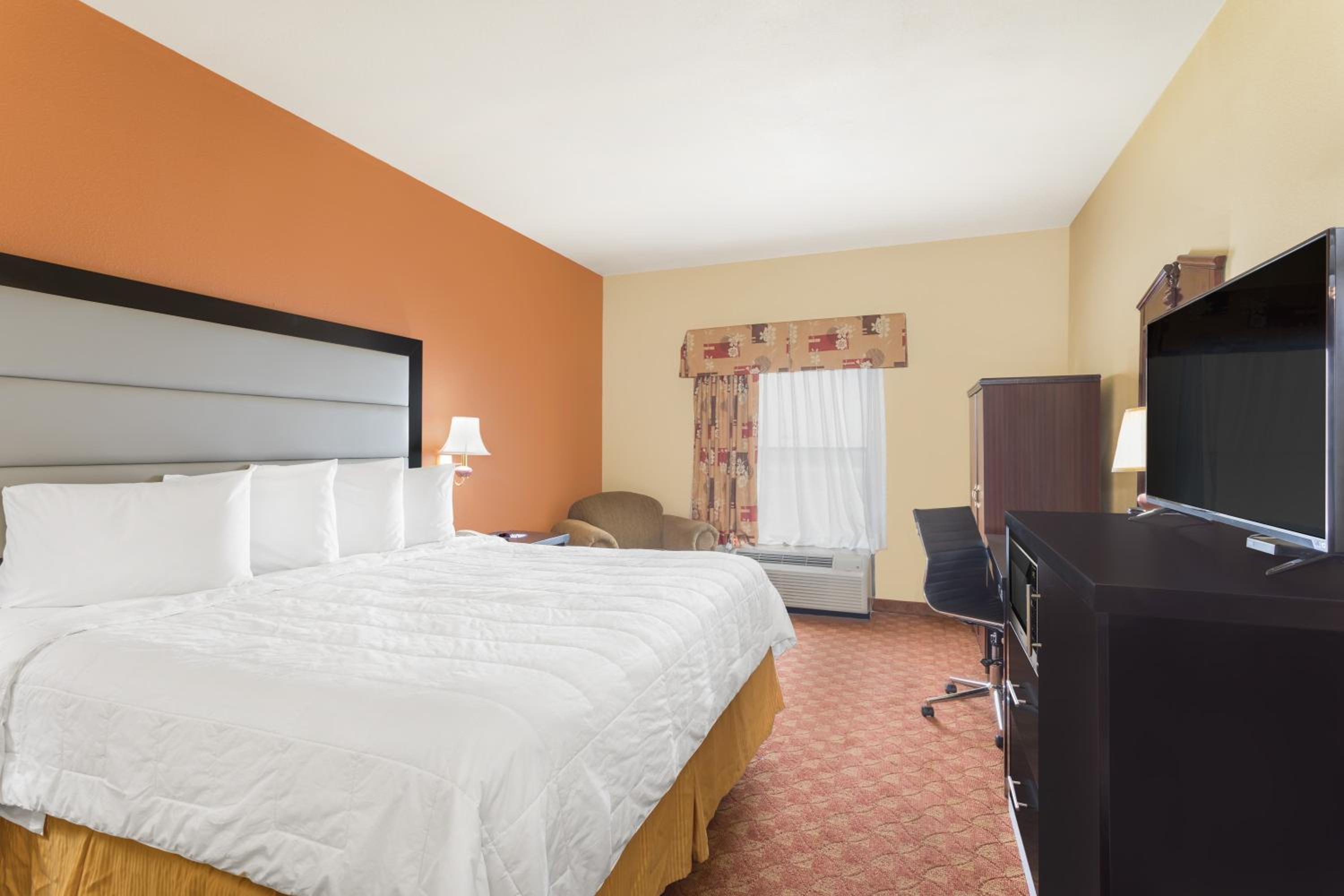 Queen Suite with Two Queen Beds and One Murphy Bed - Non-Smoking - Photo 3