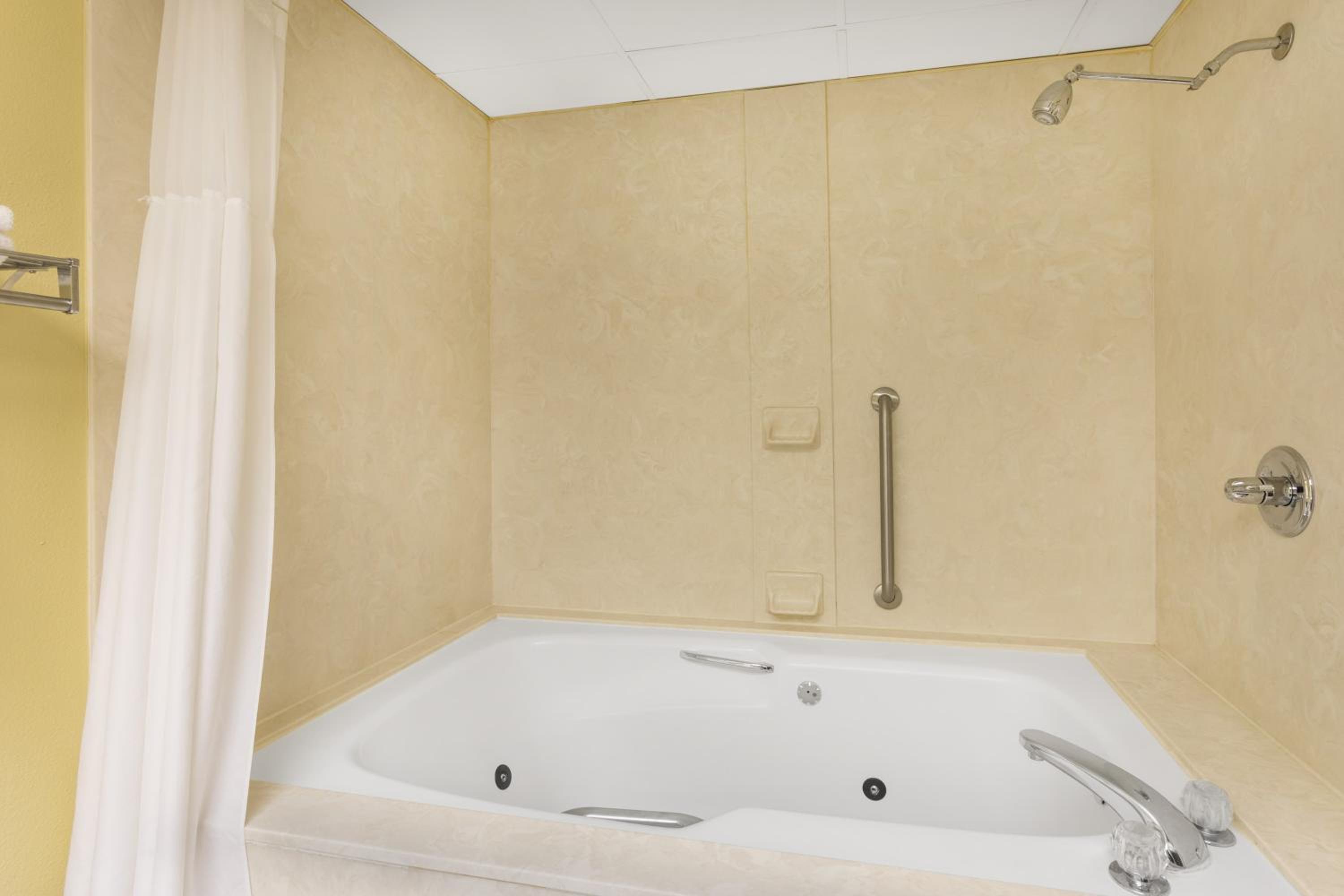 King Suite - Non-Smoking - Photo 4