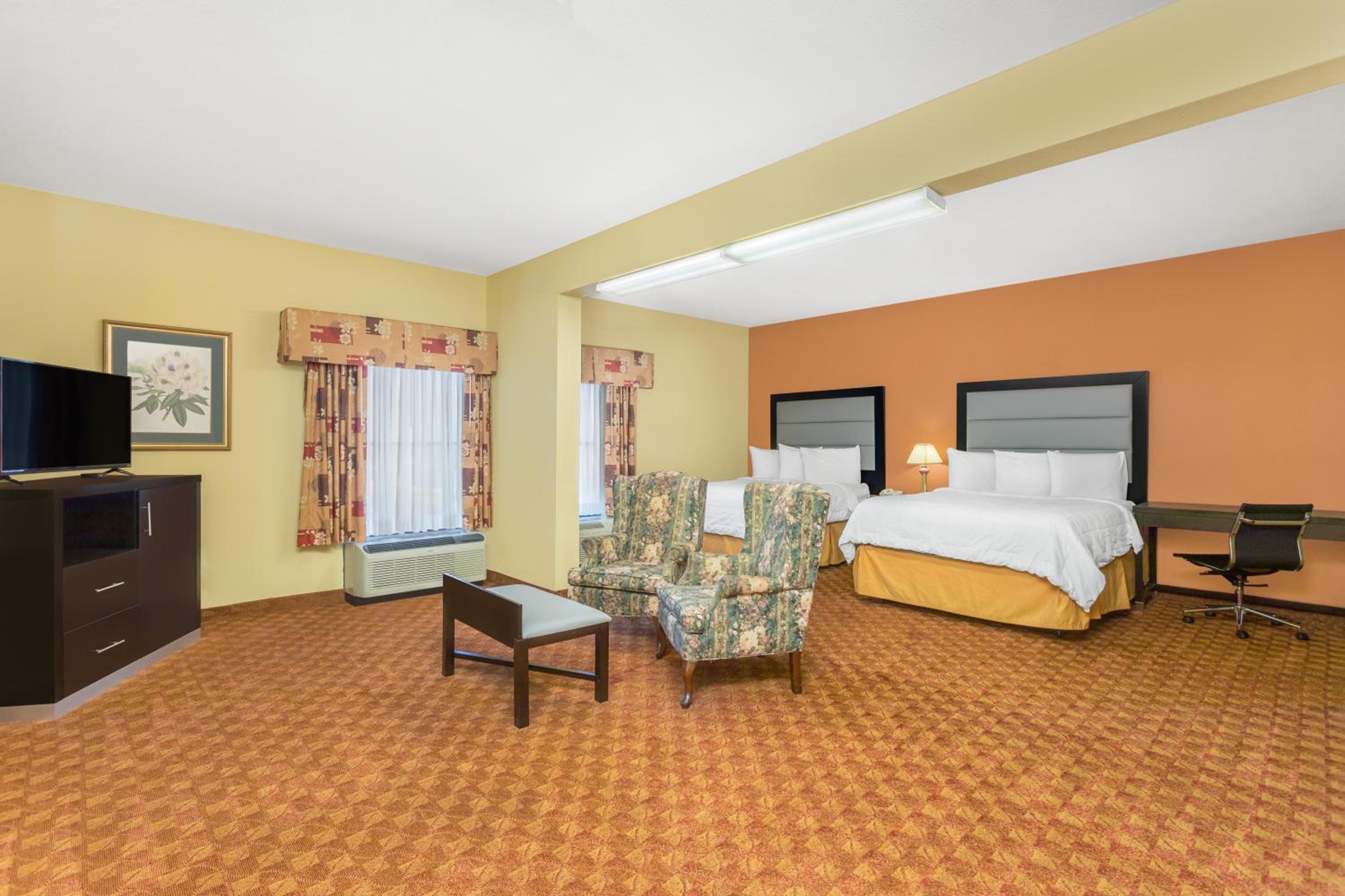 Queen Suite with Two Queen Beds and One Murphy Bed - Non-Smoking - Photo 7