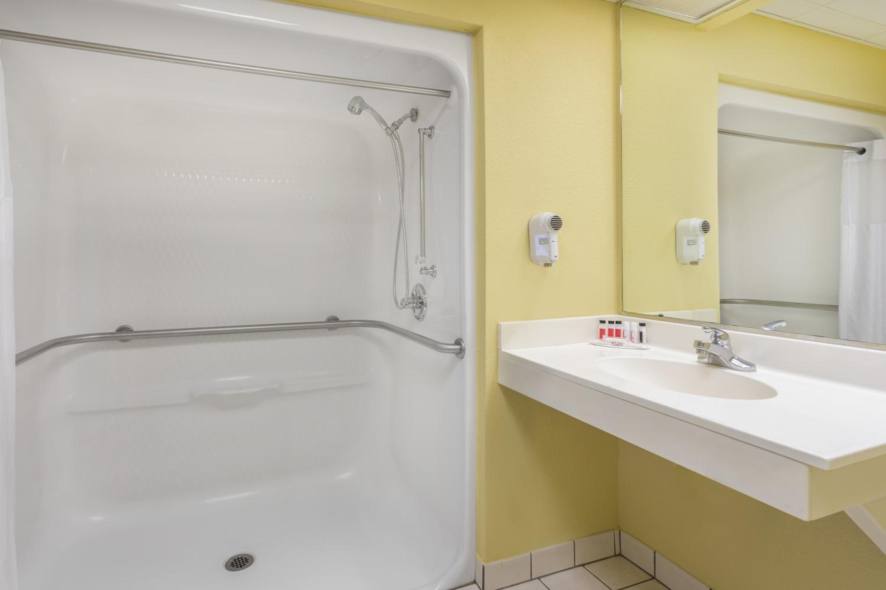 King Room - Disability Access/Non-Smoking - Photo 3