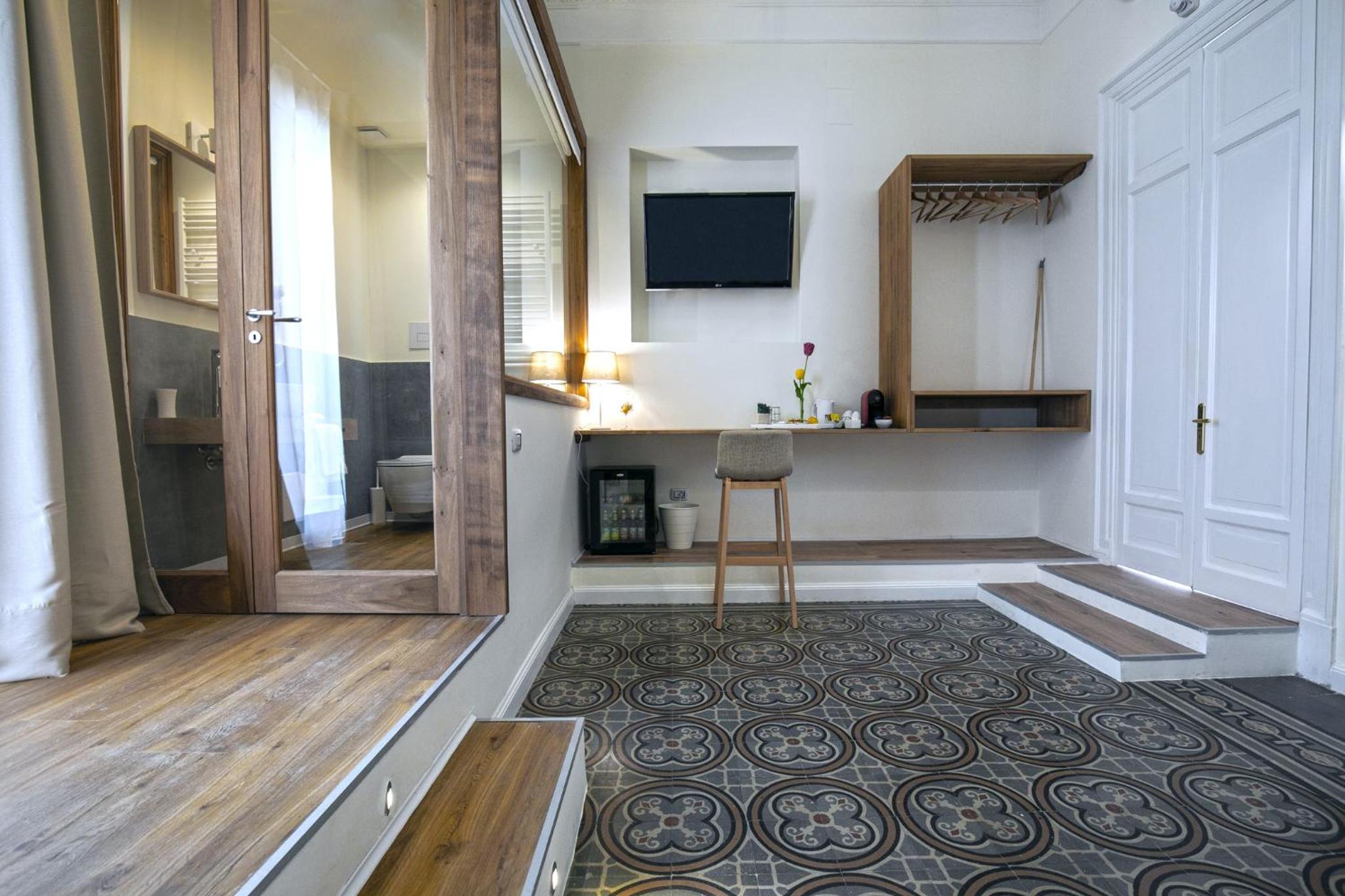 Junior Suite with Spa Bath - Photo 8