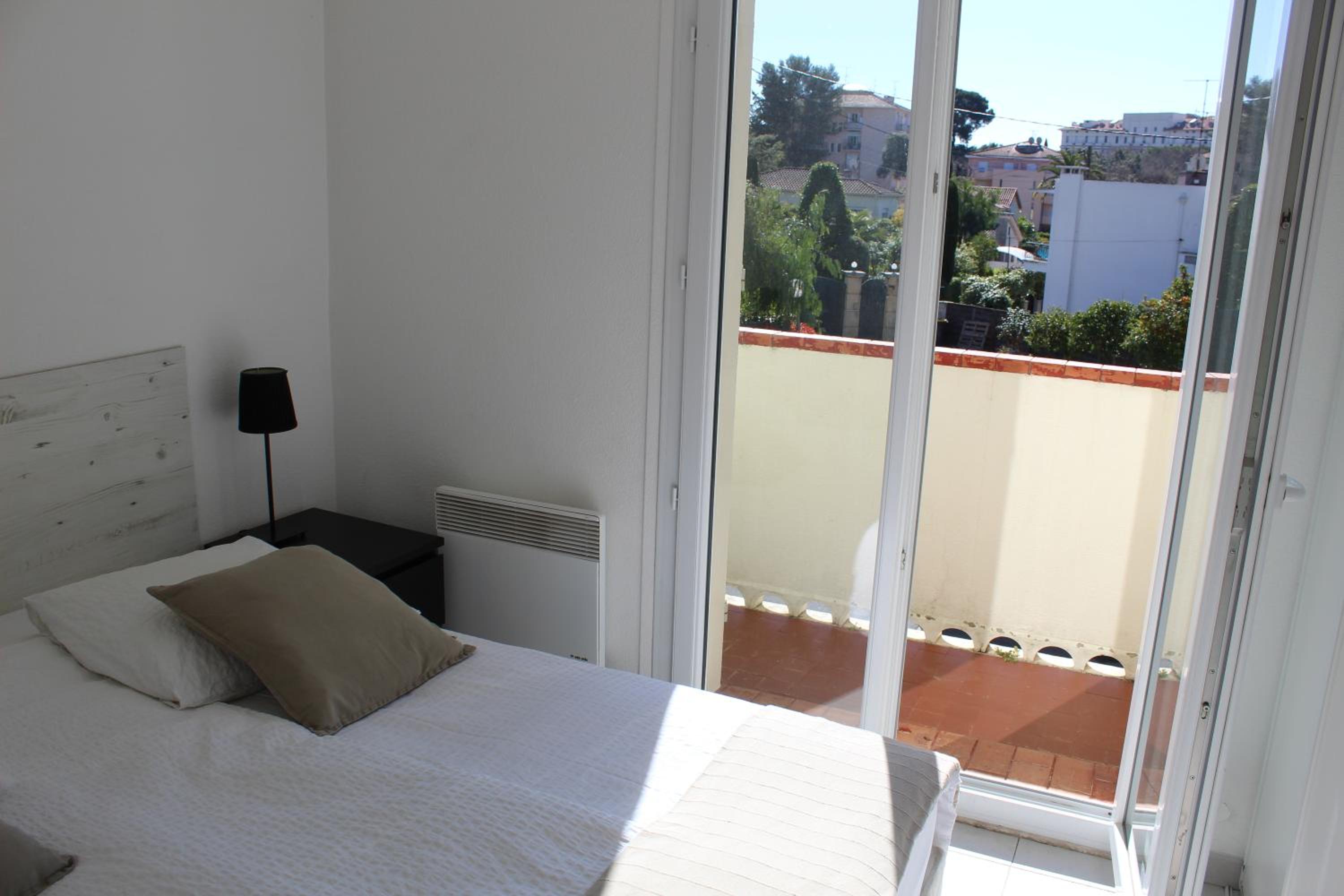 Apartment with Balcony - Photo 16