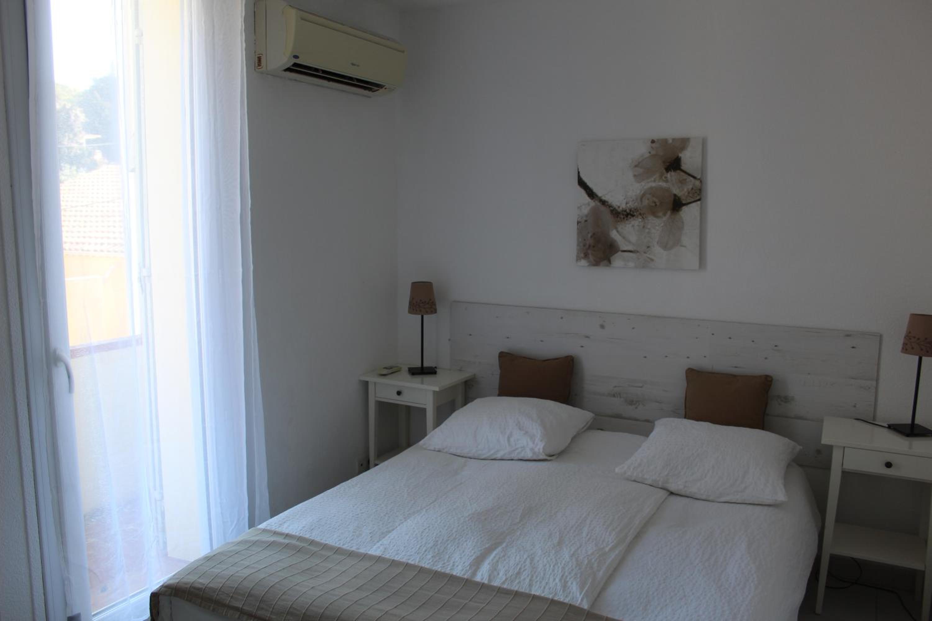 Apartment with Balcony - Photo 23