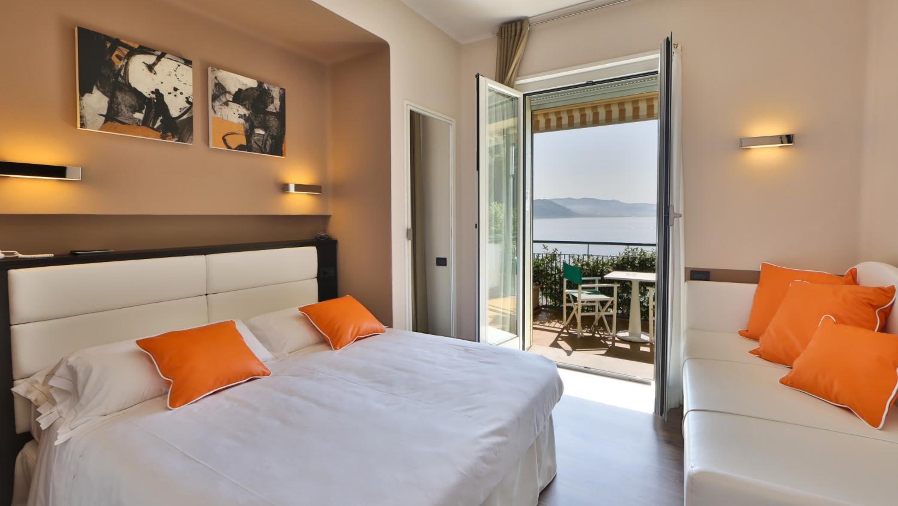 Room with Queen and Single Bed - Sea View - Photo 9