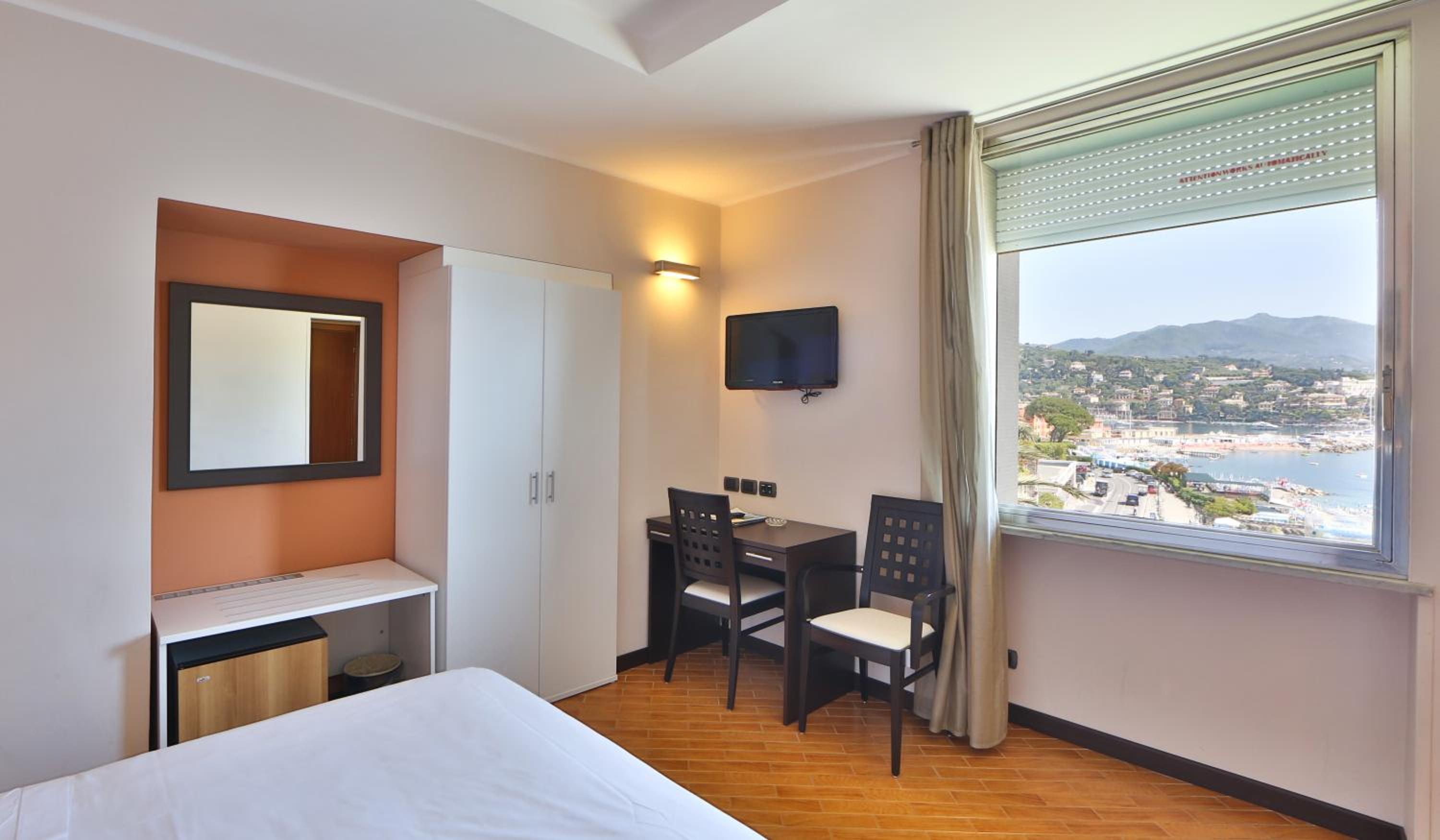 Queen Room with Sea View - Photo 6