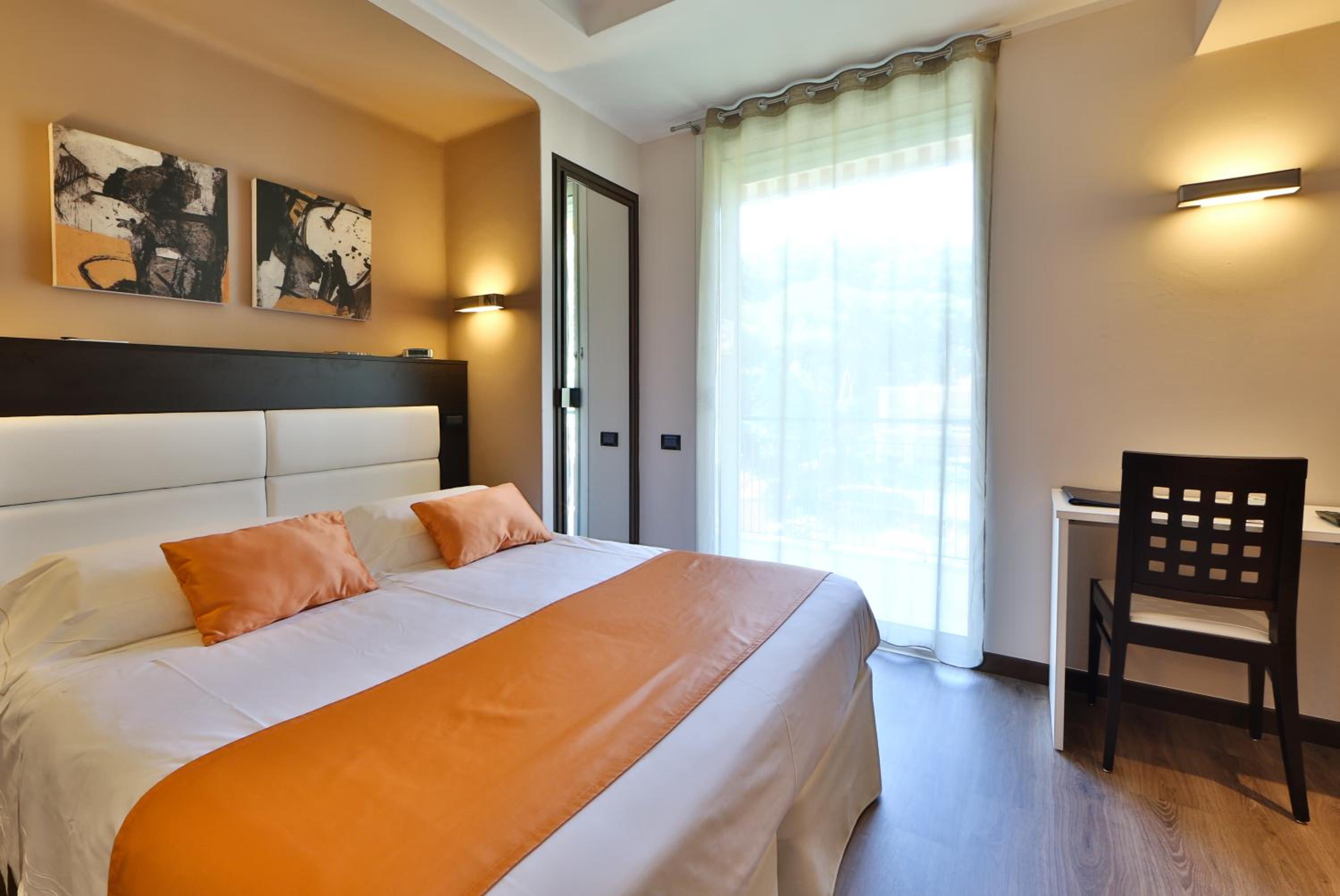 Queen Room with Balcony and Garden View - Photo 3