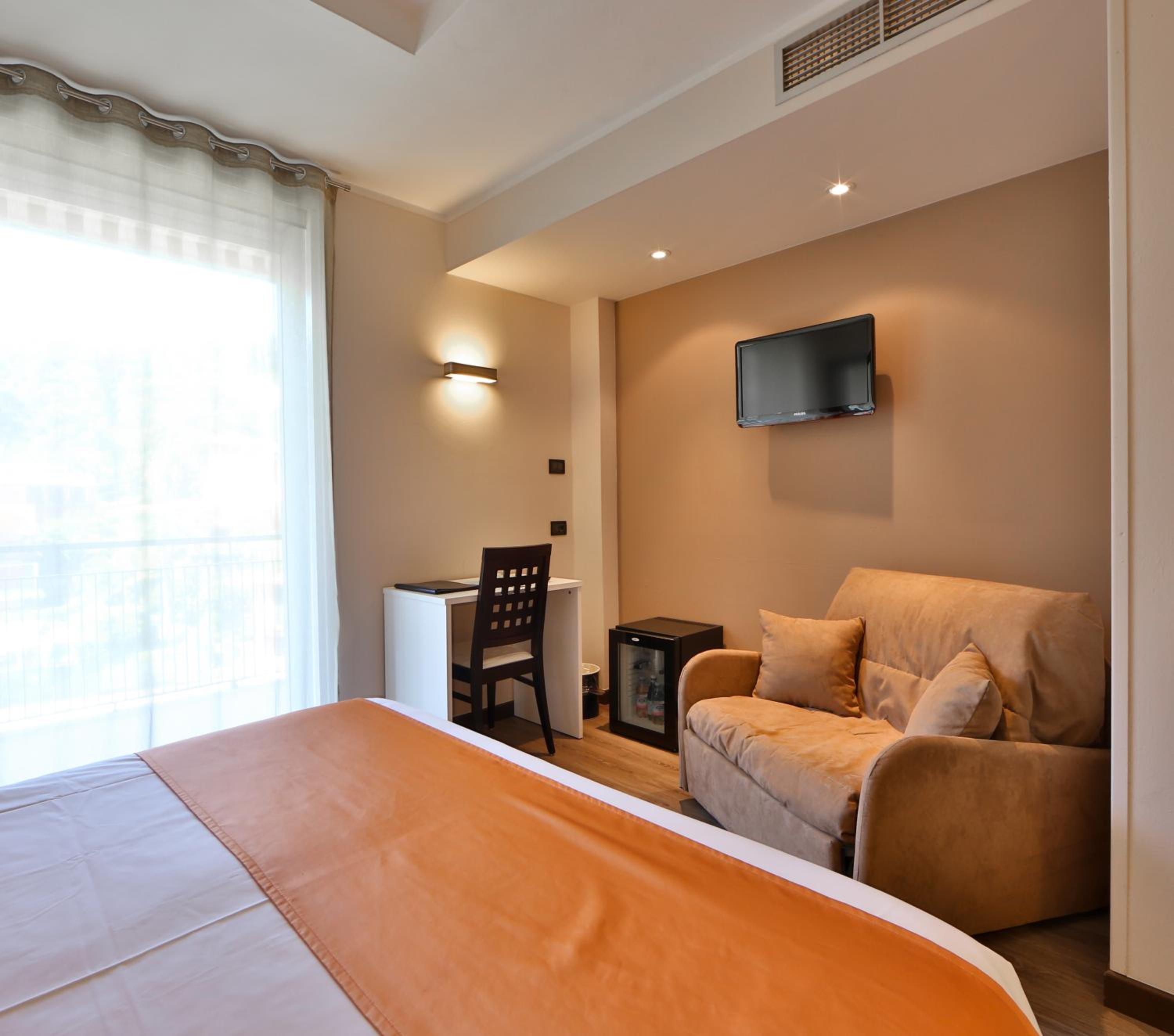 Queen Room with Balcony and Garden View - Photo 2