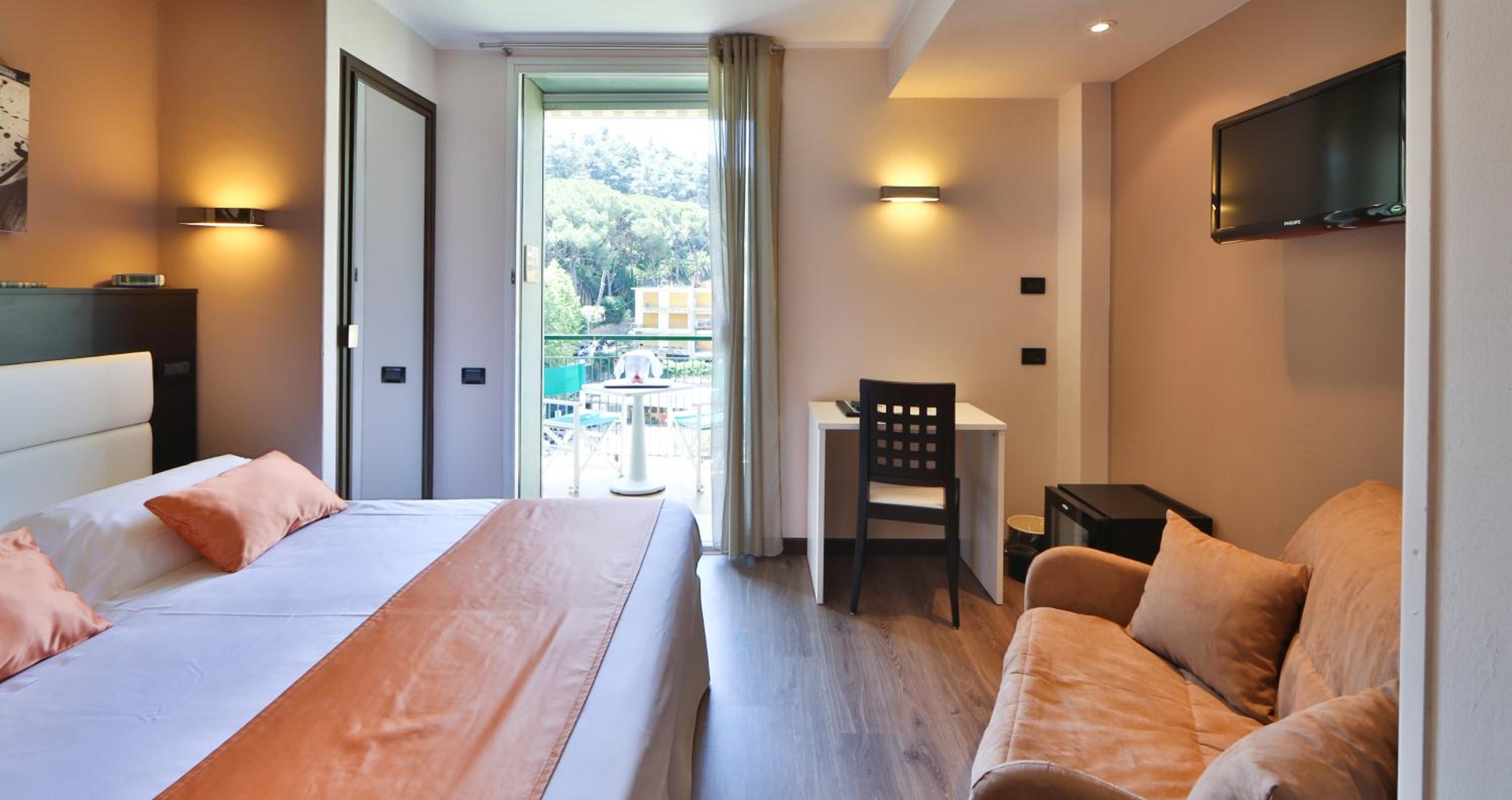 Queen Room with Balcony and Garden View - Photo 4