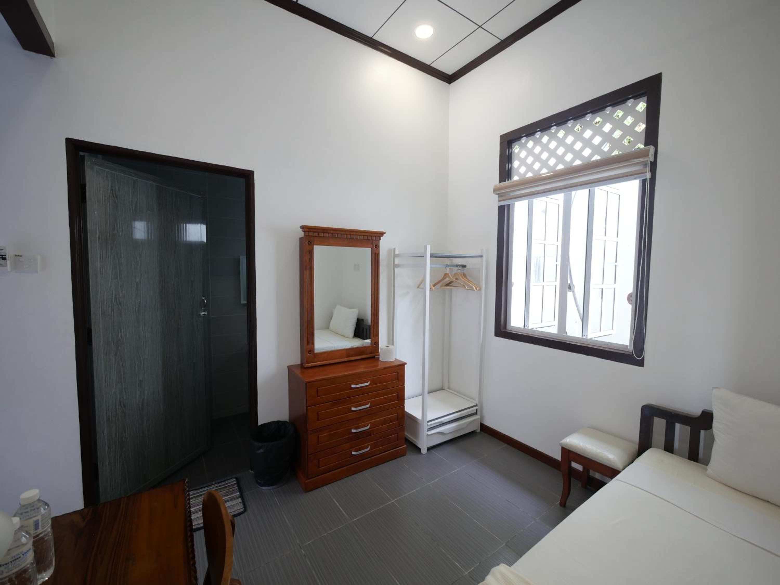 Small Twin Room - Photo 4