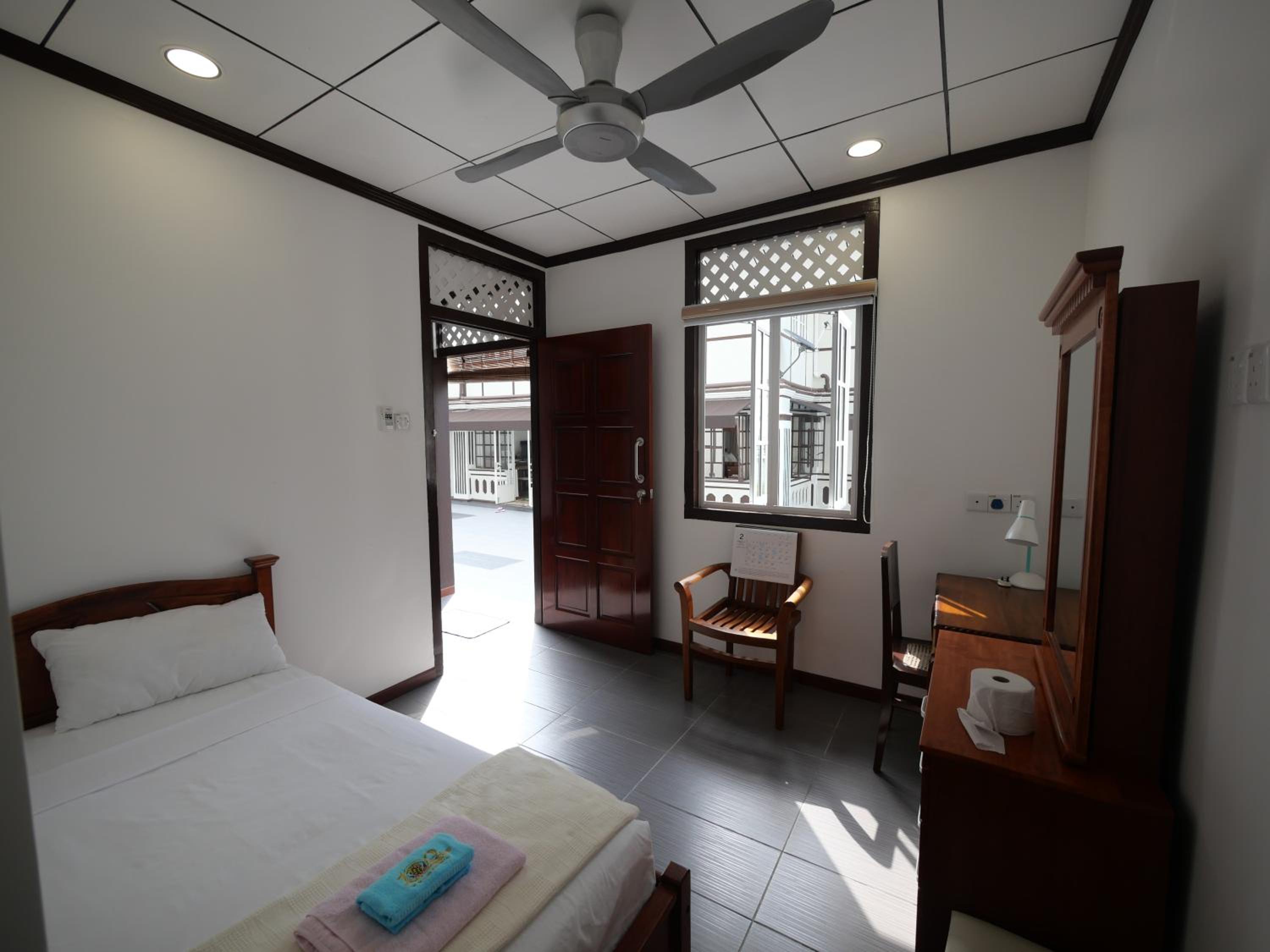 Small Twin Room - Photo 5