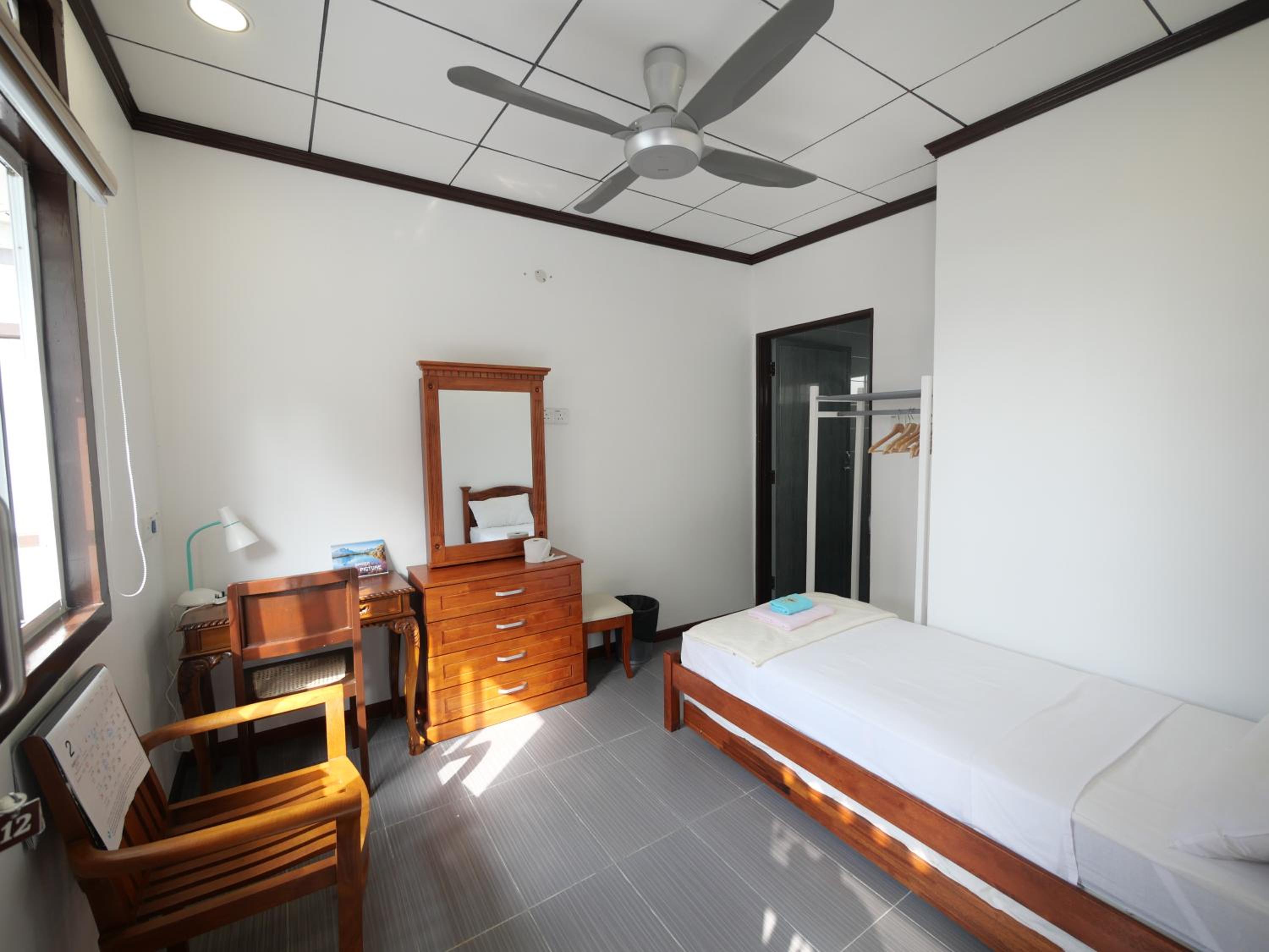 Small Twin Room - Photo 6