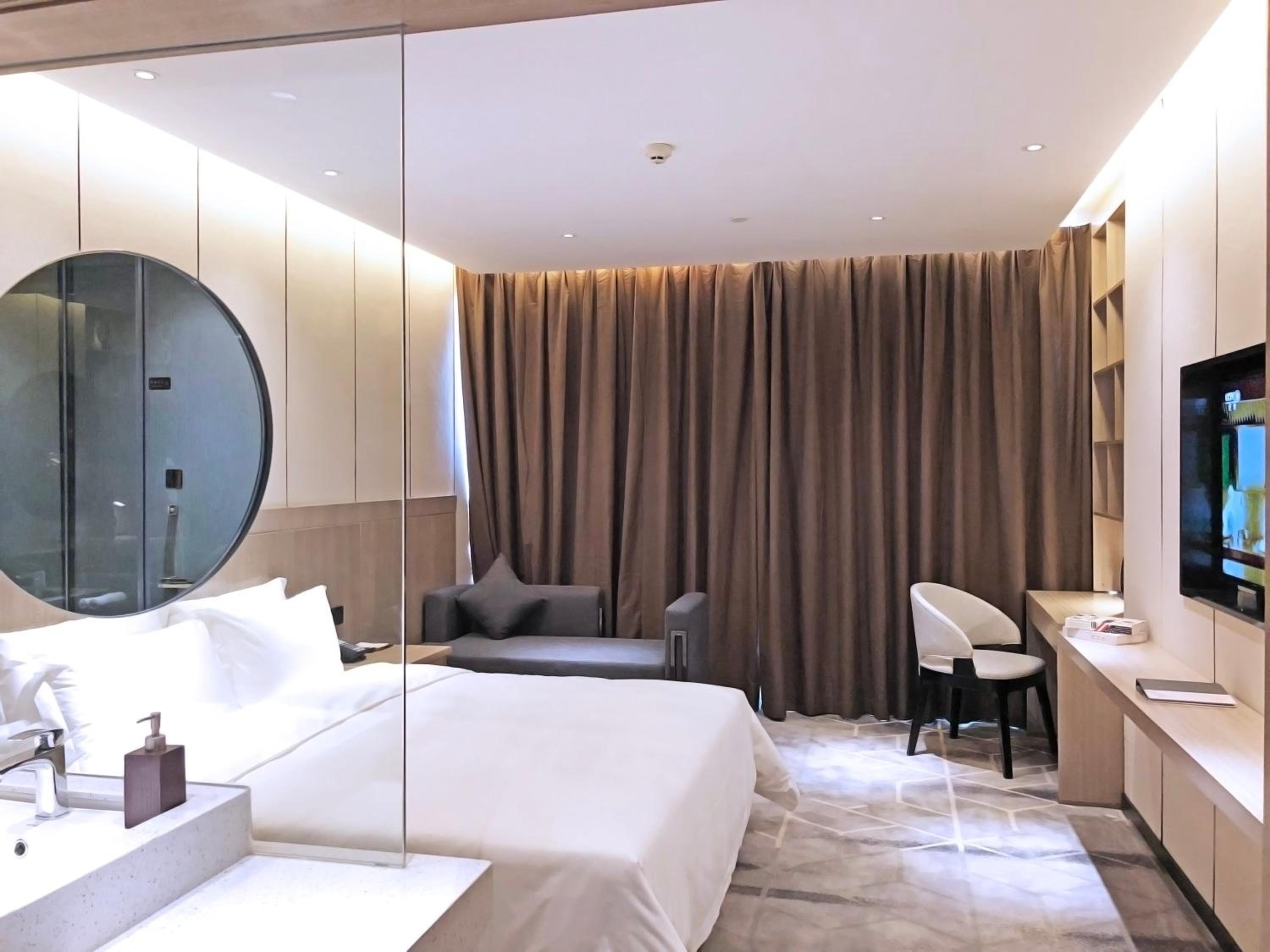 Deluxe Queen Room