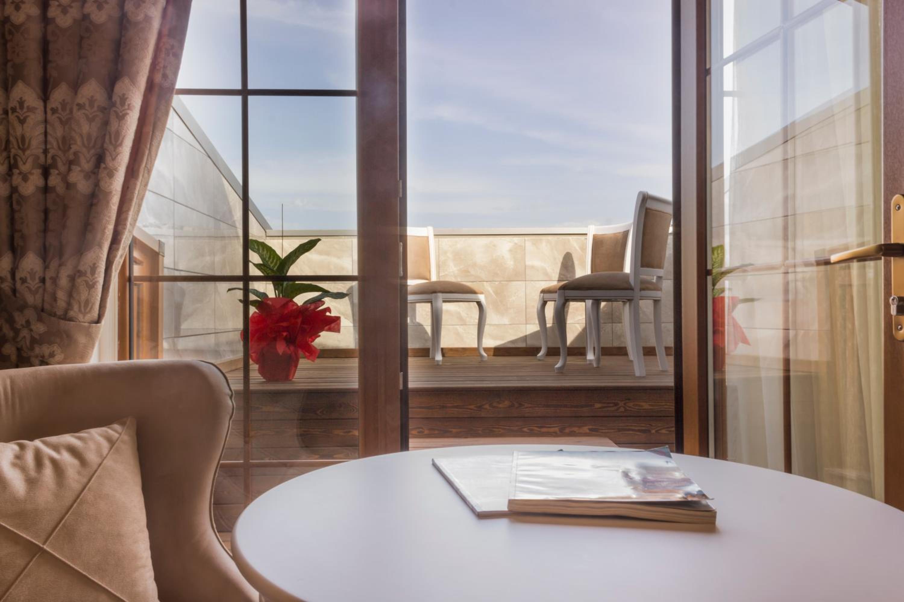 Deluxe Suite with Terrace photo 2