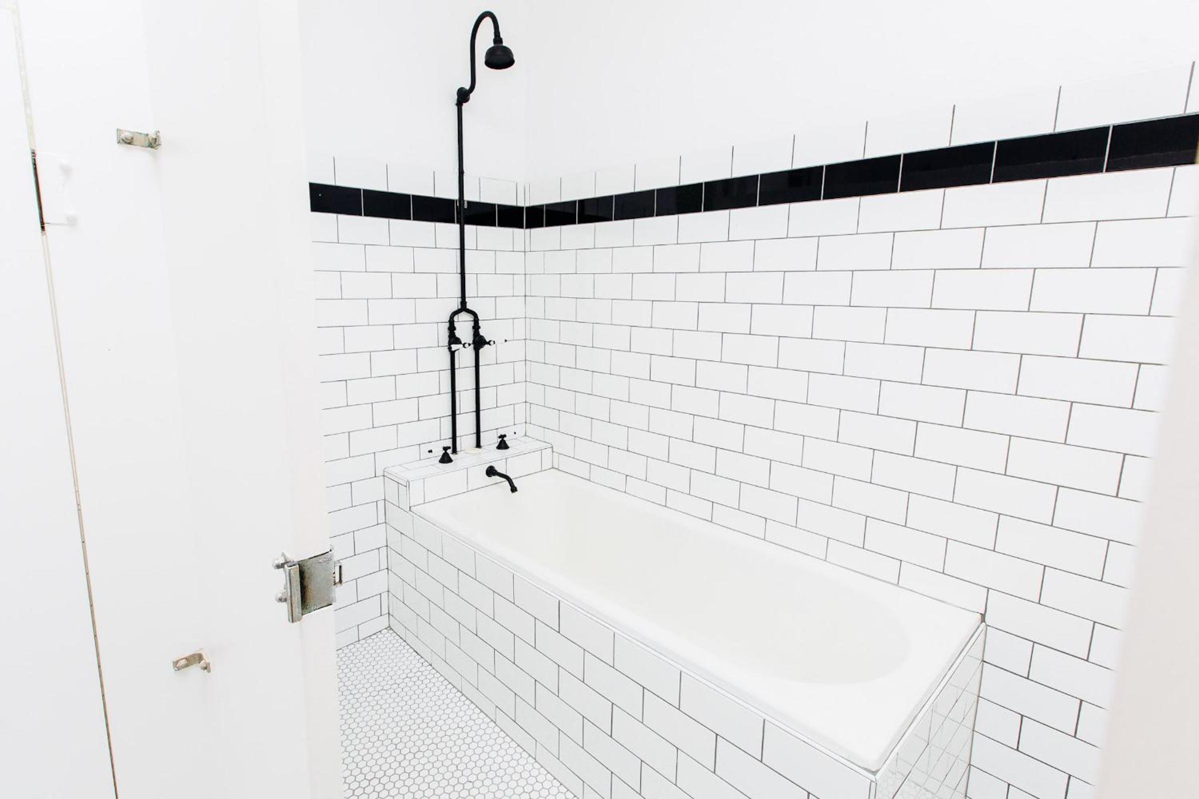 Queen Room with Shared Bathroom photo 2
