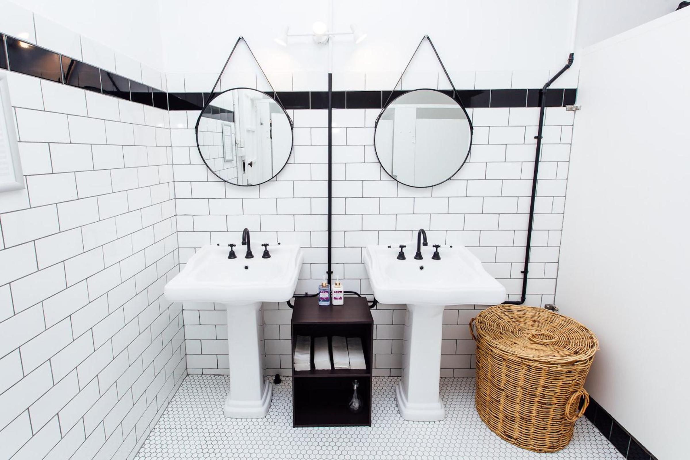 Queen Room with Shared Bathroom photo 3