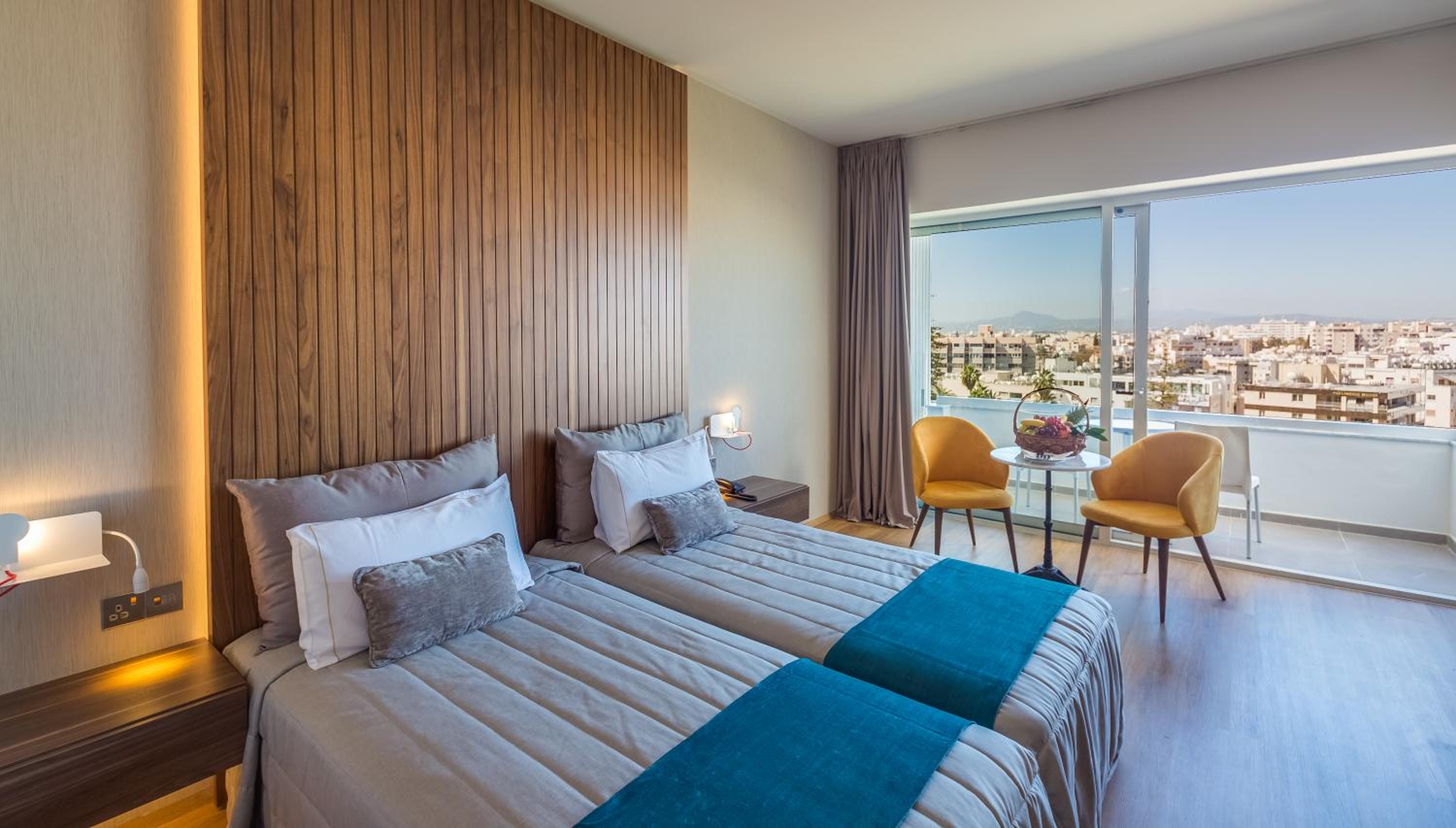 Double Room with City View - Photo 9