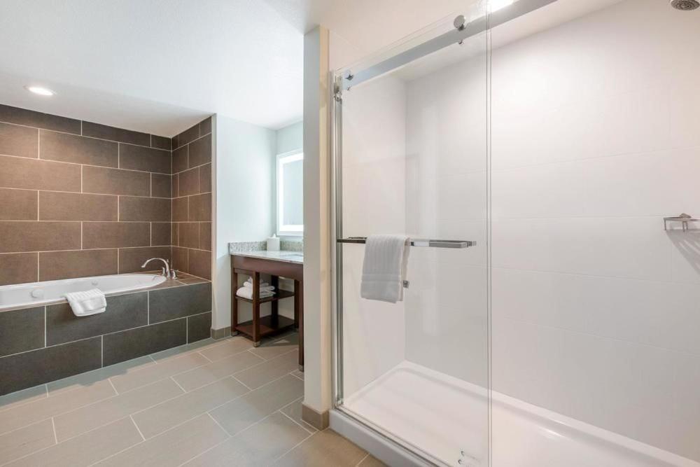 King Suite with Sofa Bed and Spa Bath - Non-Smoking photo 2