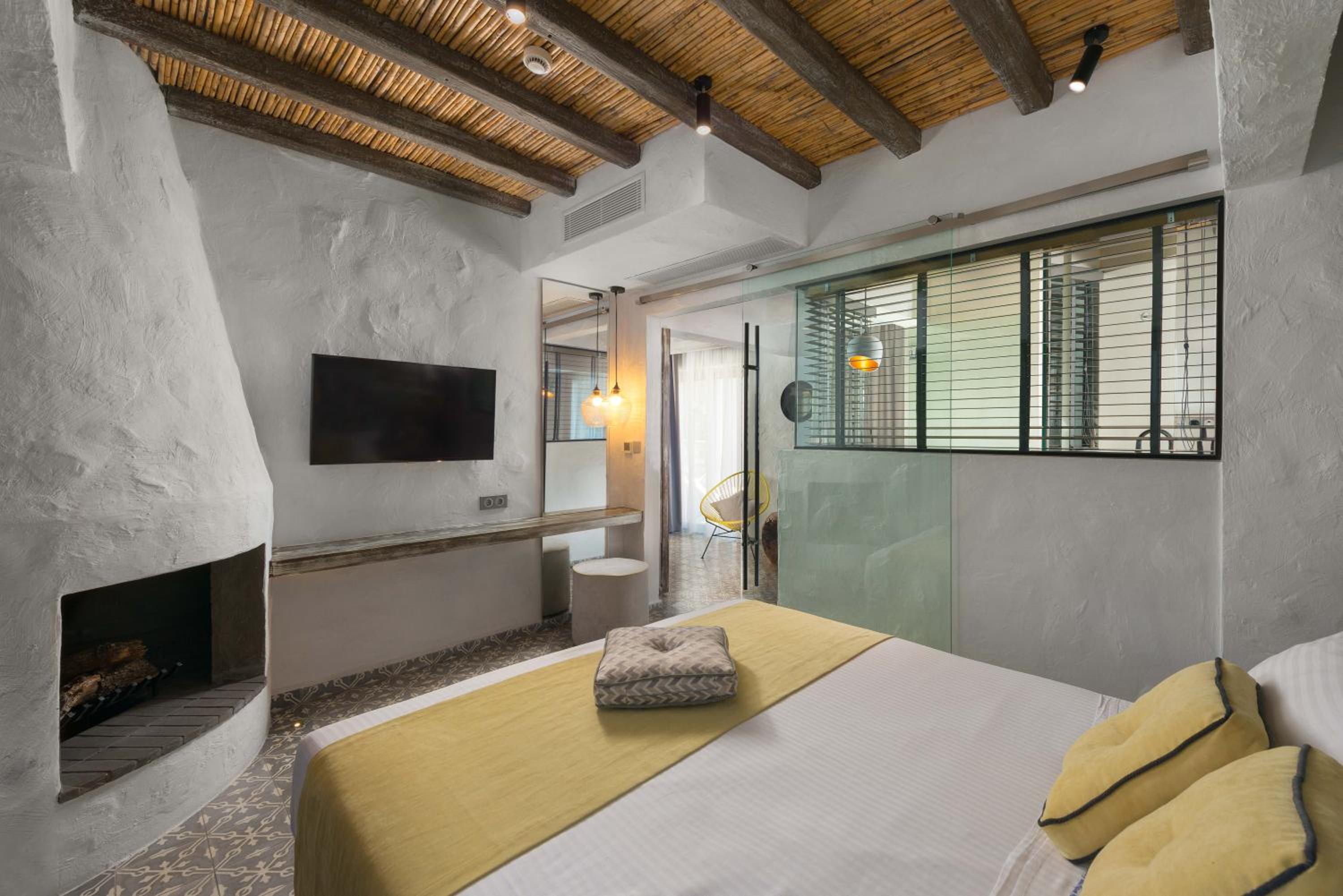 King Suite with Private Outdoor Hot Tub - Helios photo 3