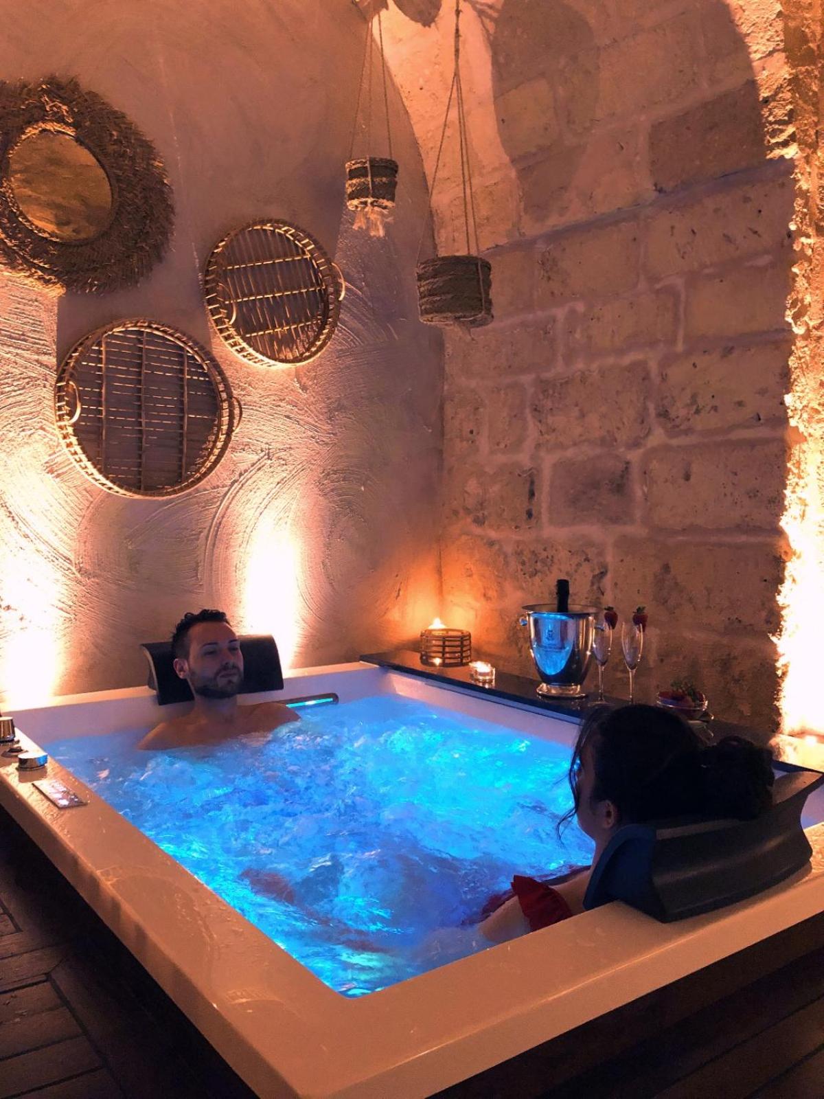 King Suite with Spa Bath - Photo 8