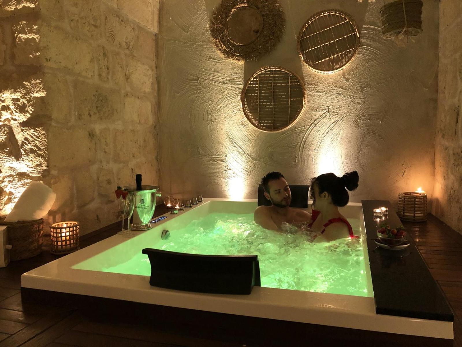 King Suite with Spa Bath - Photo 10