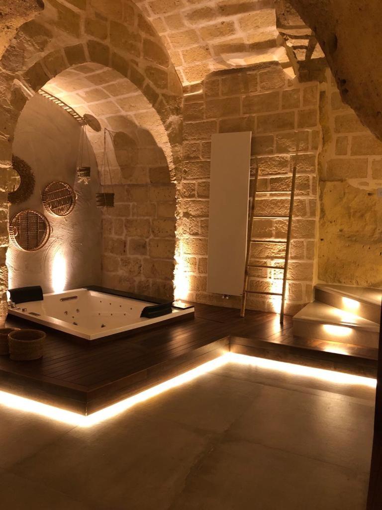 King Suite with Spa Bath - Photo 13
