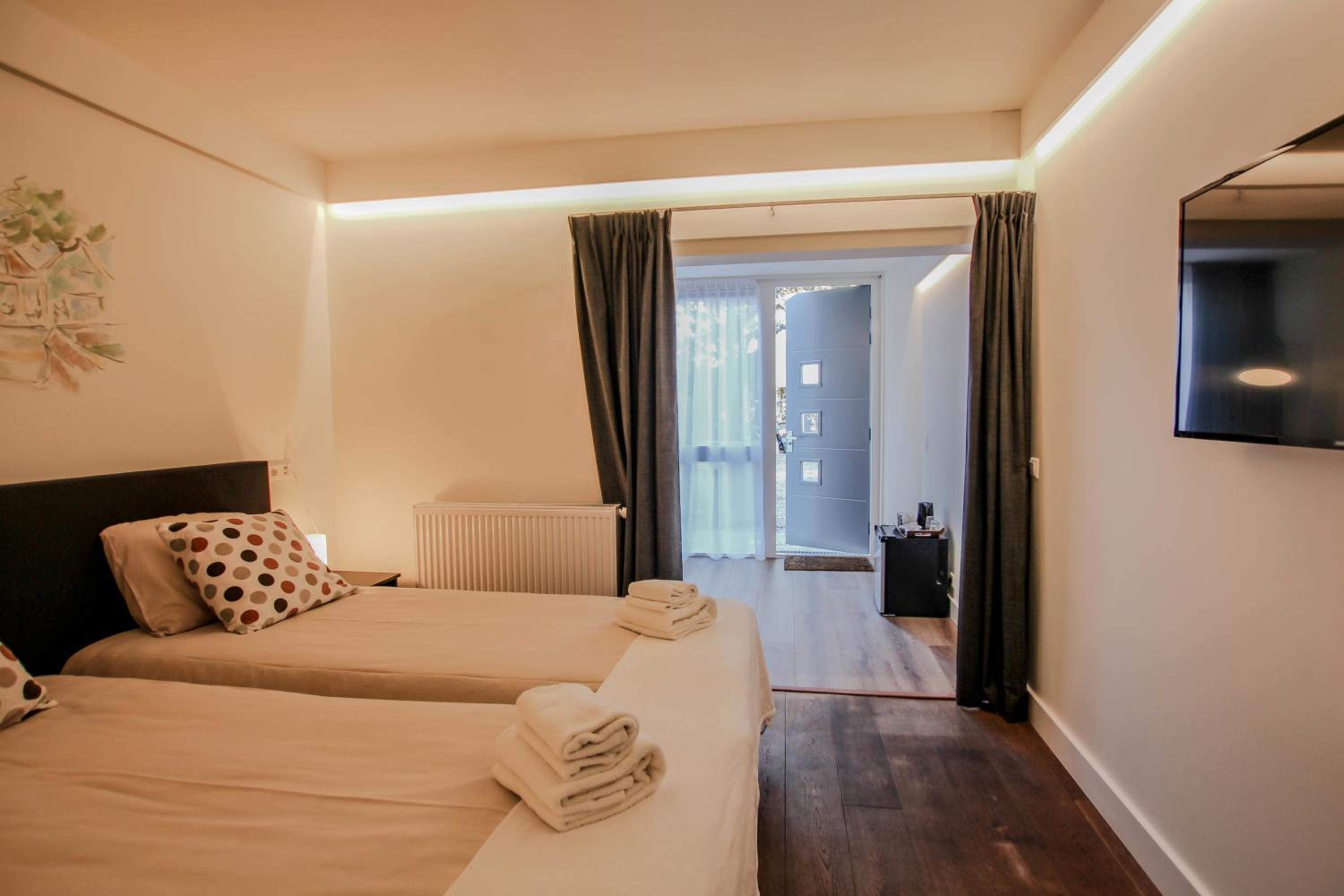 Superior Double or Twin Room with Garden View - Photo 10