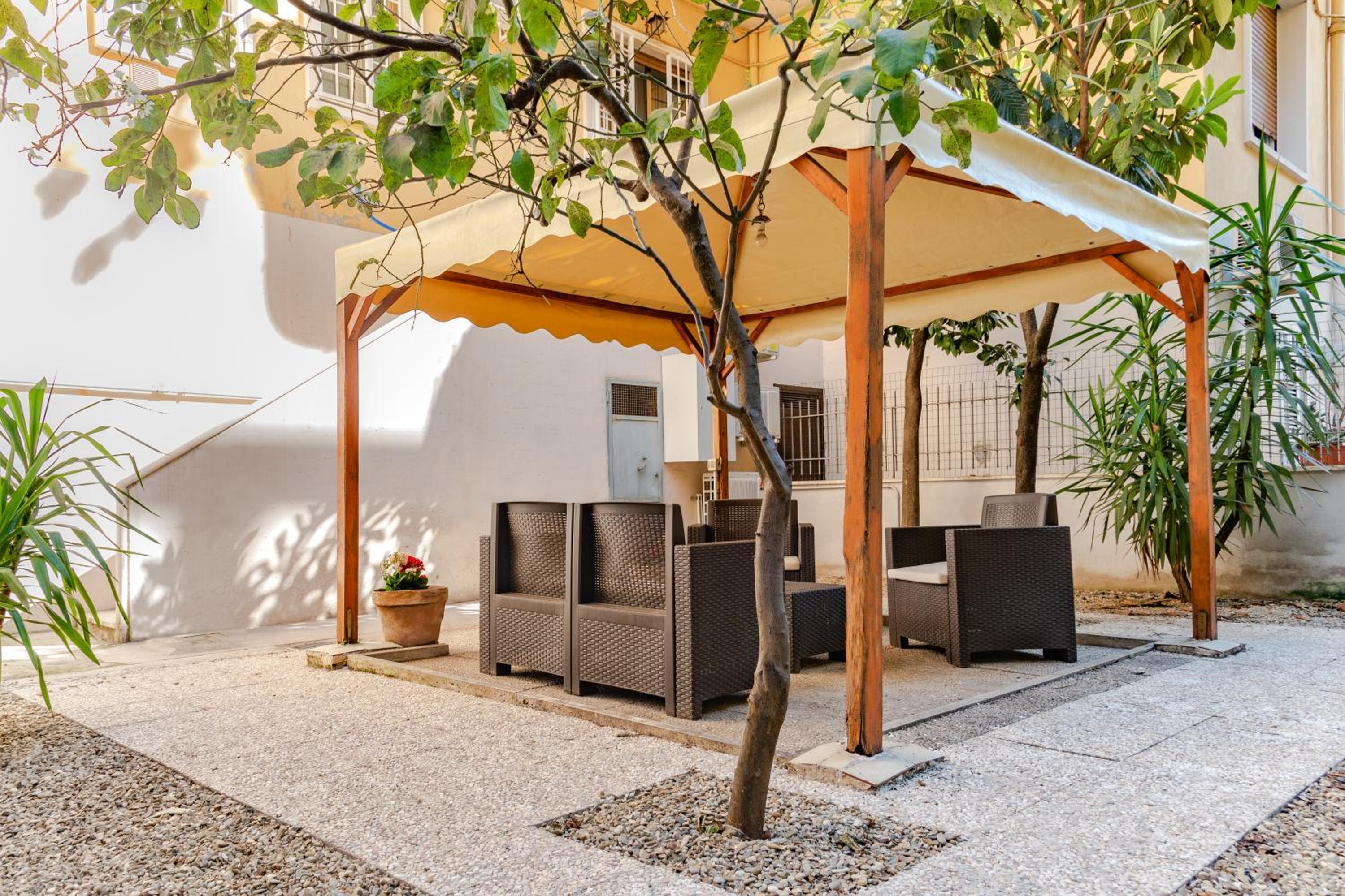 Double Room with Private Garden photo 2