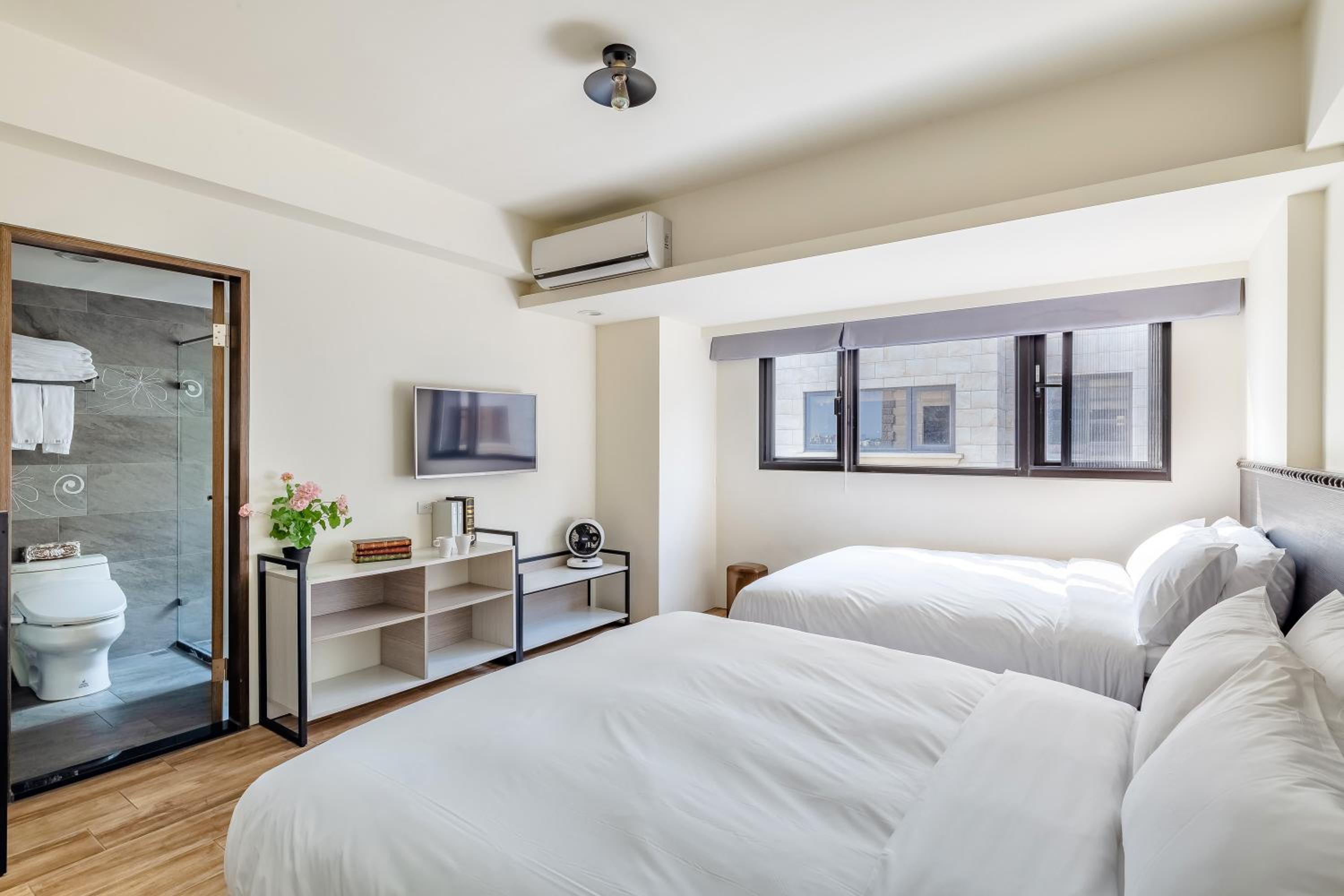 Superior Quadruple Room with bathtub photo 1