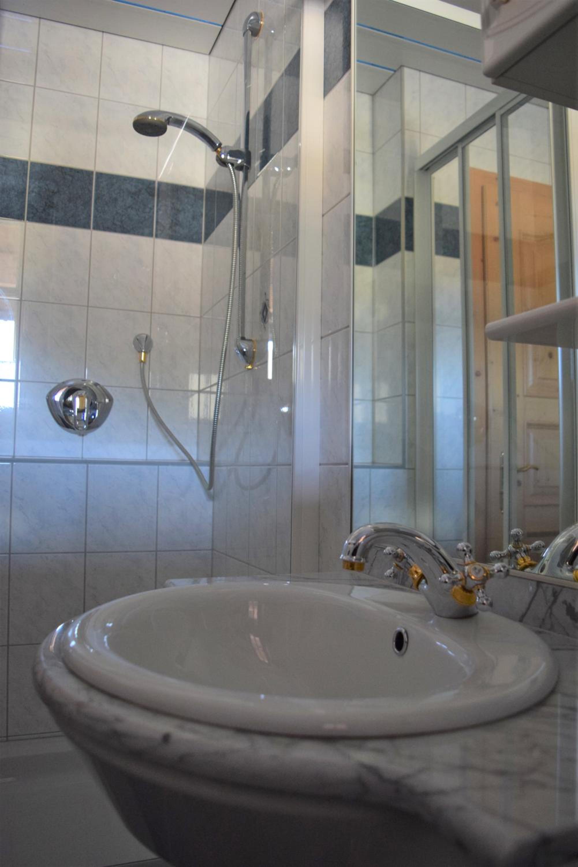 Double Room with Private Bathroom - Photo 23