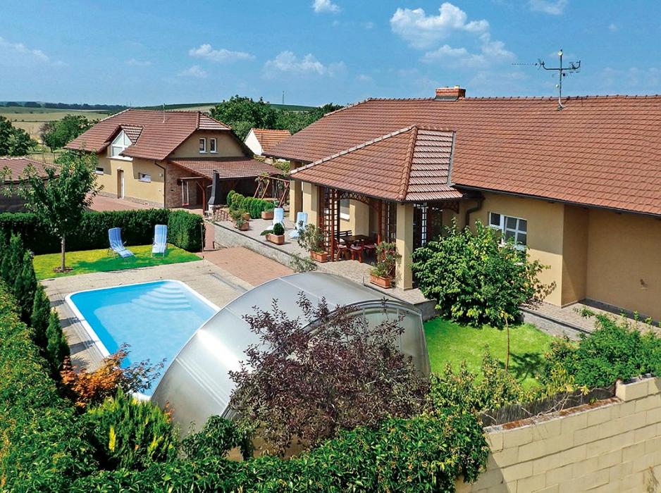 Five-Bedroom House photo 2