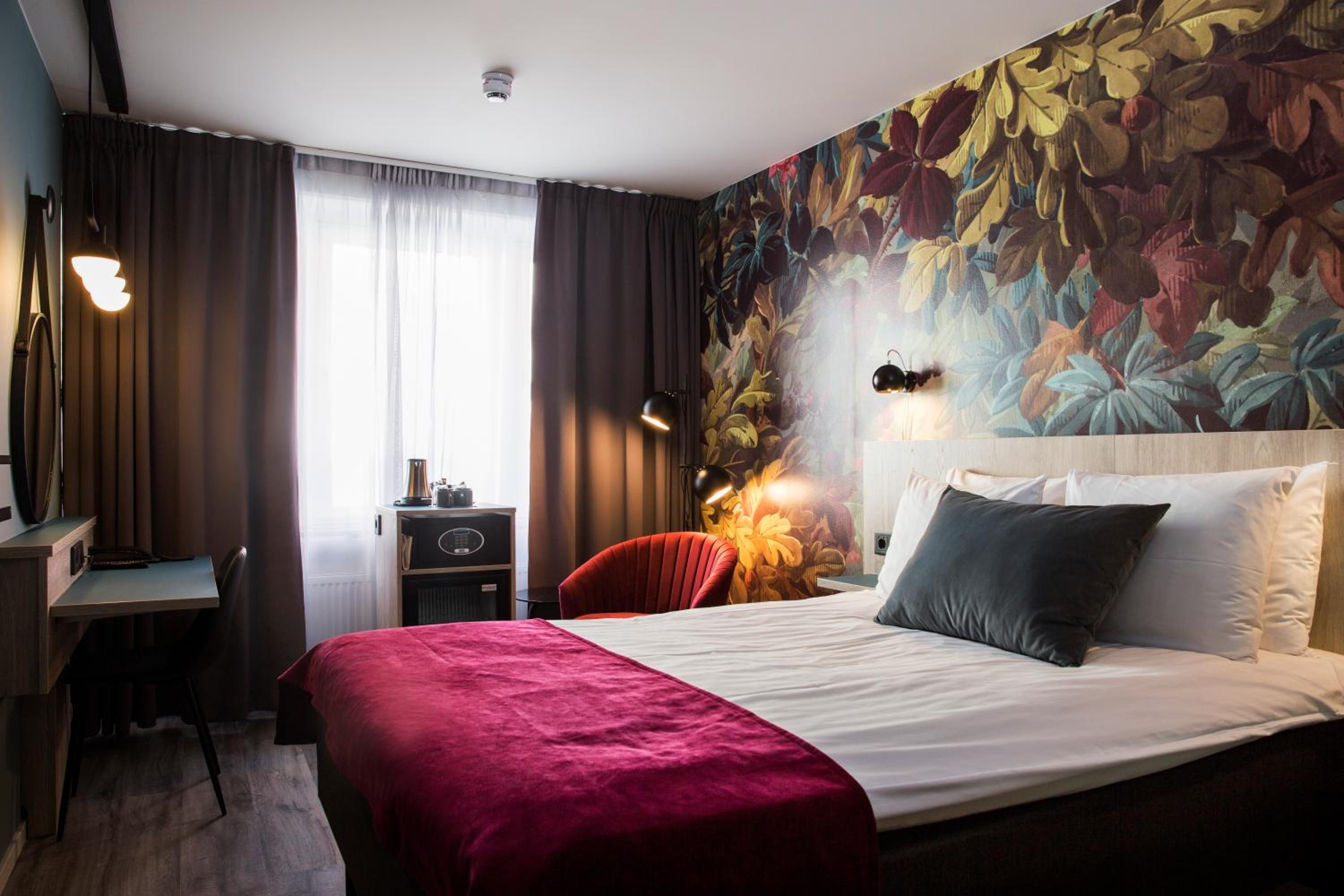 Small Queen Room thumbnail 6