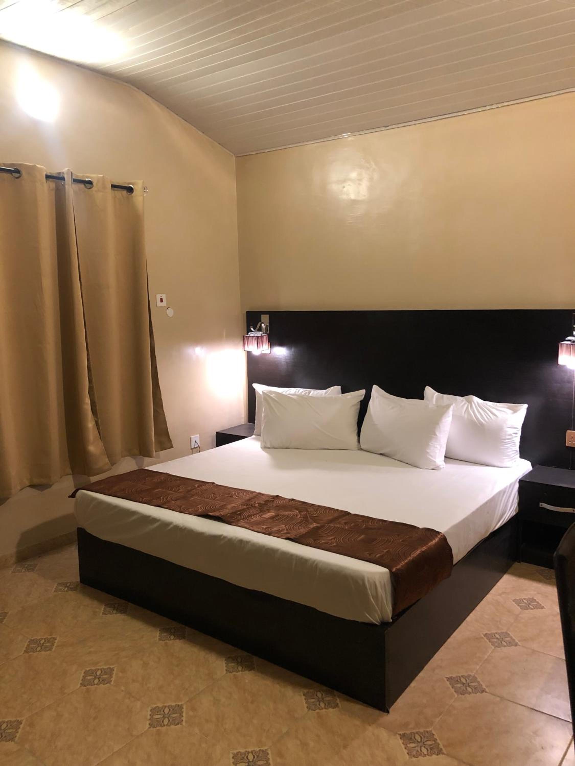 Deluxe King Room - Photo 4