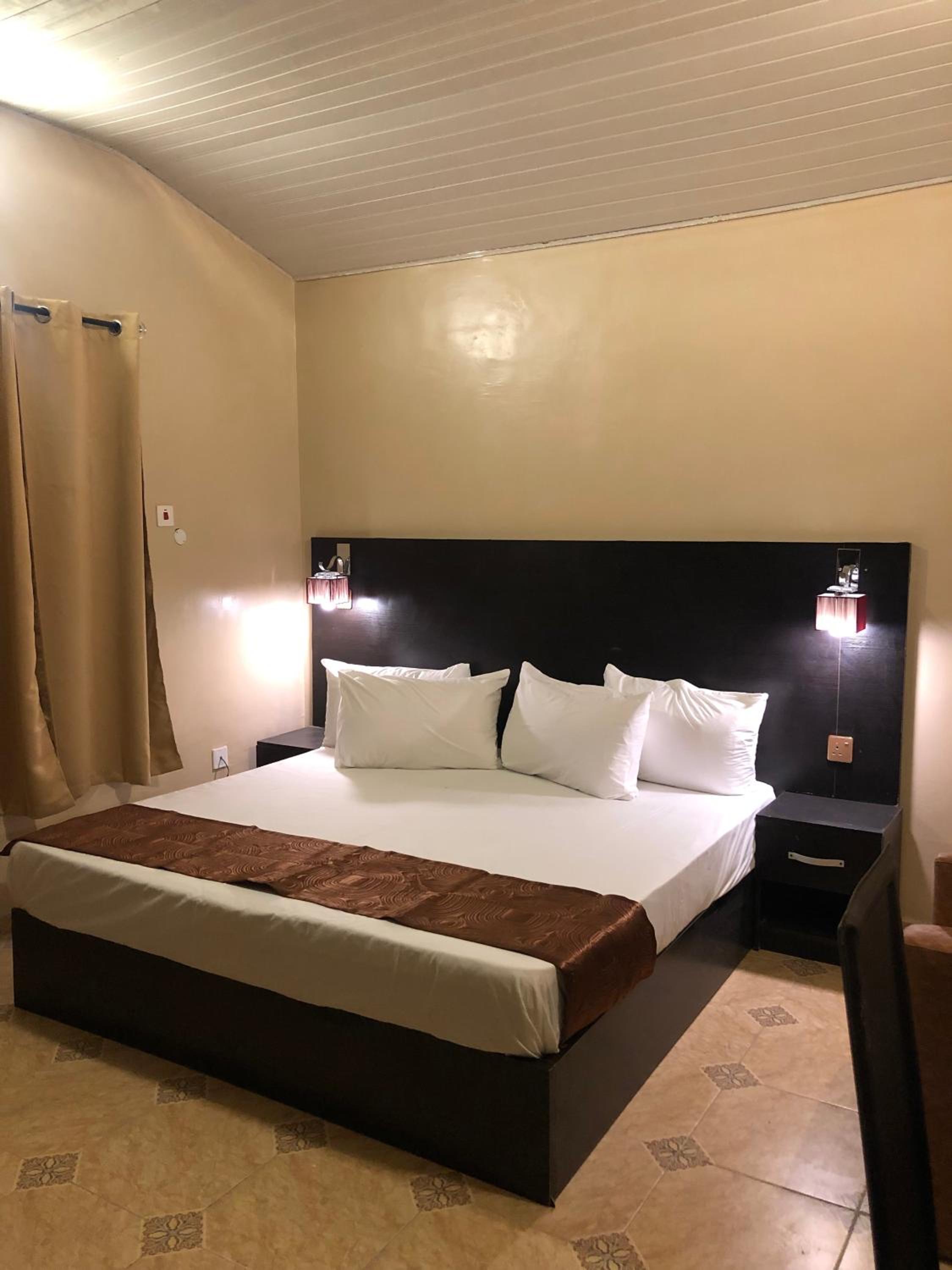 Deluxe King Room - Photo 5