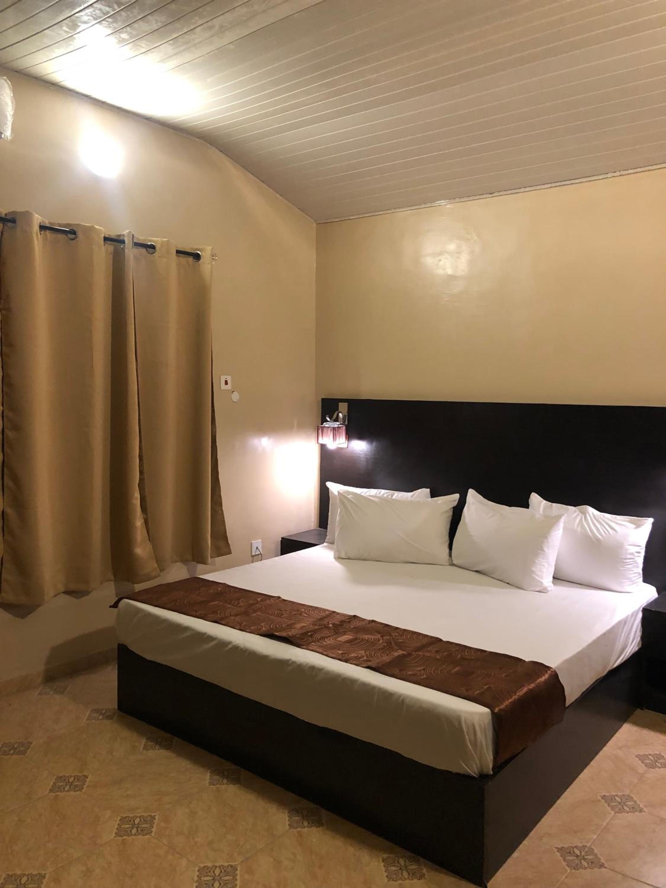 Deluxe King Room - Photo 6