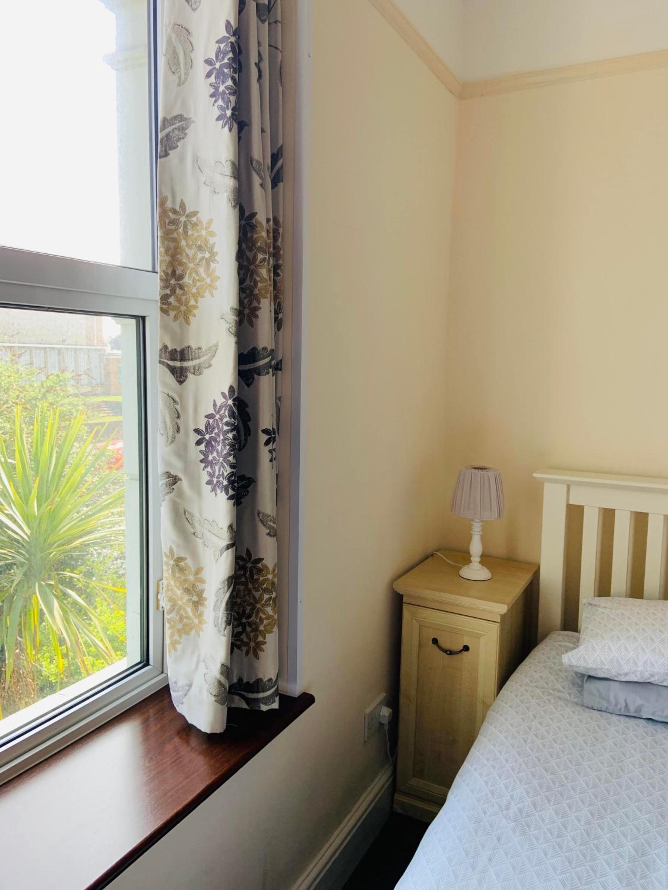 Large Twin Room - Photo 2