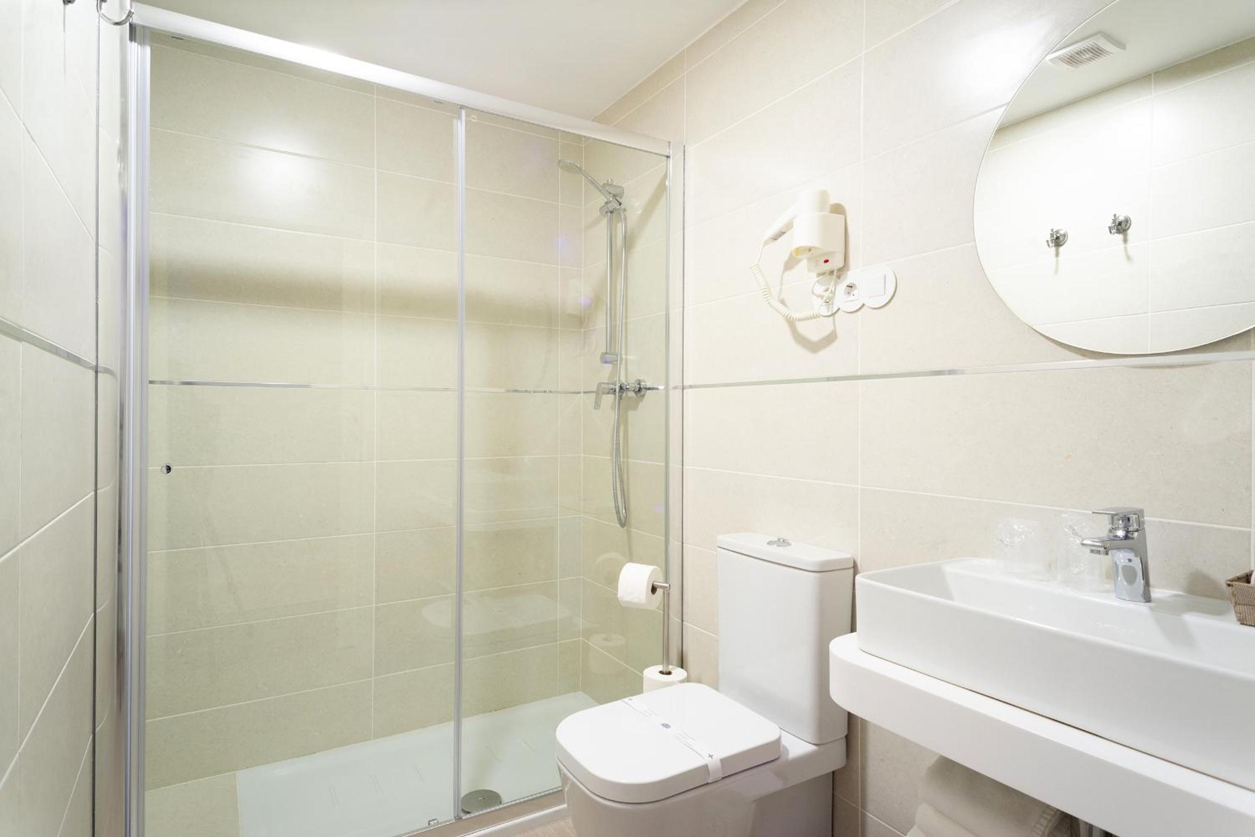 Twin Room - Photo 3