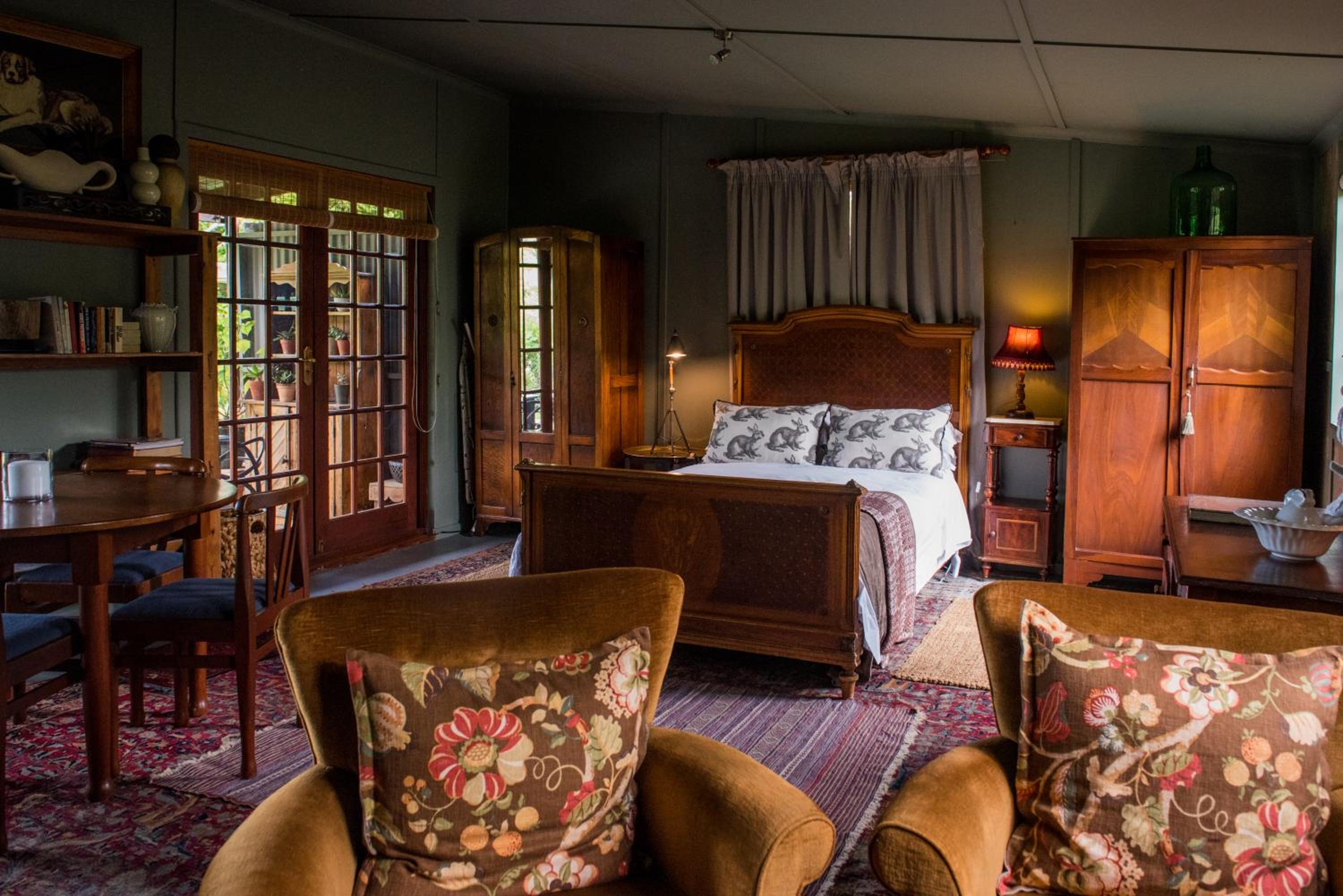 Deluxe Queen Suite photo 2