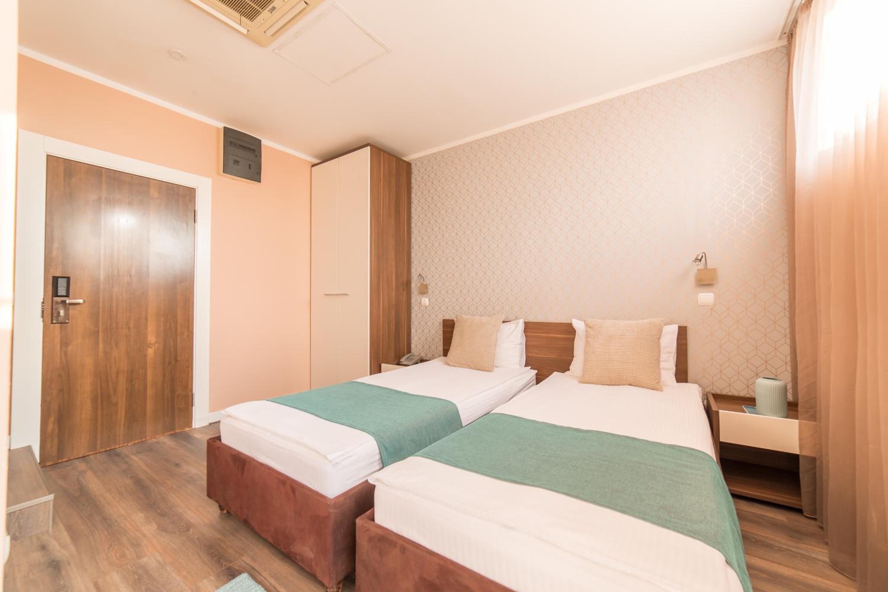 Standard Twin Room - Photo 1