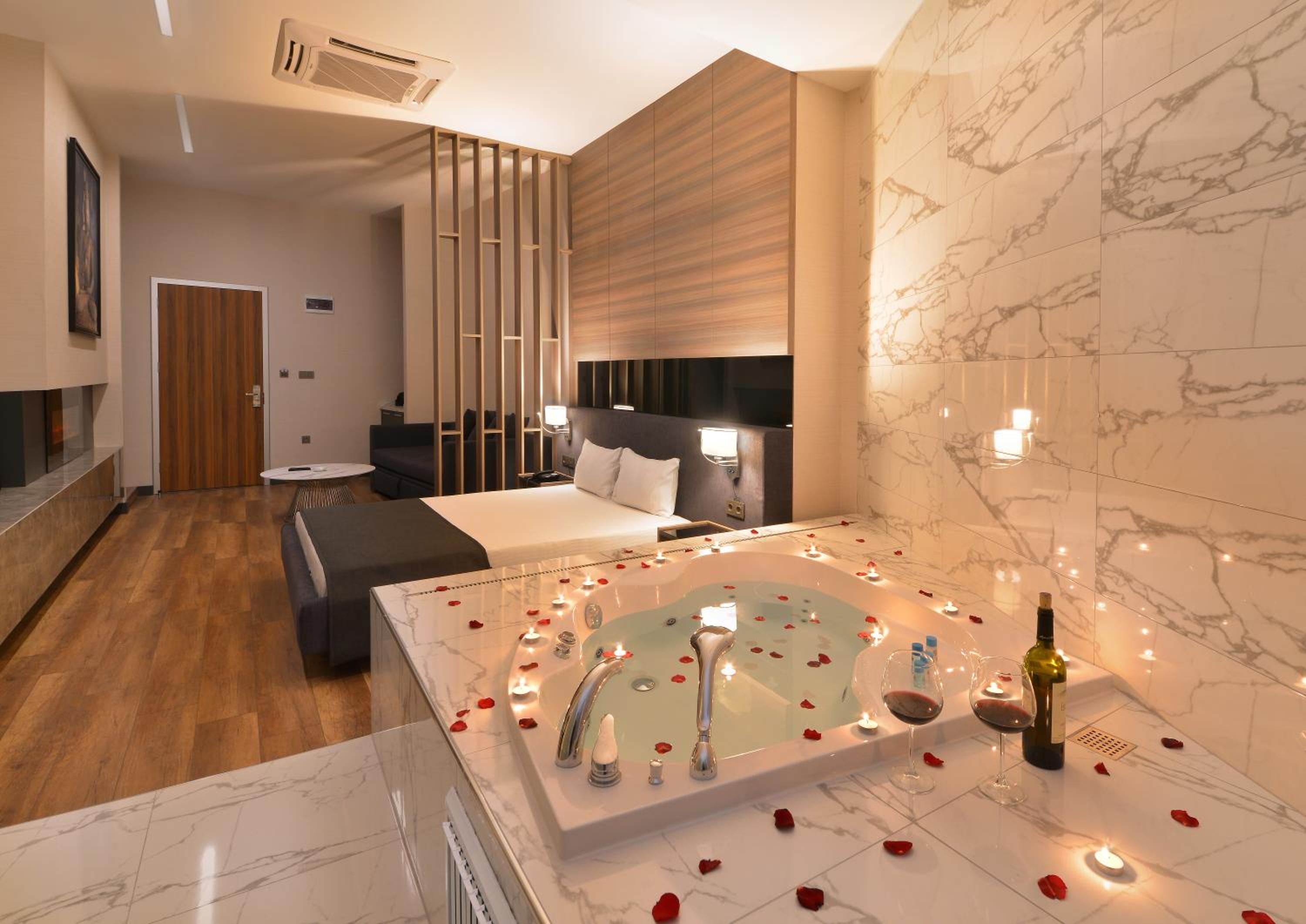 Deluxe Suite With Spa Bath photo 1