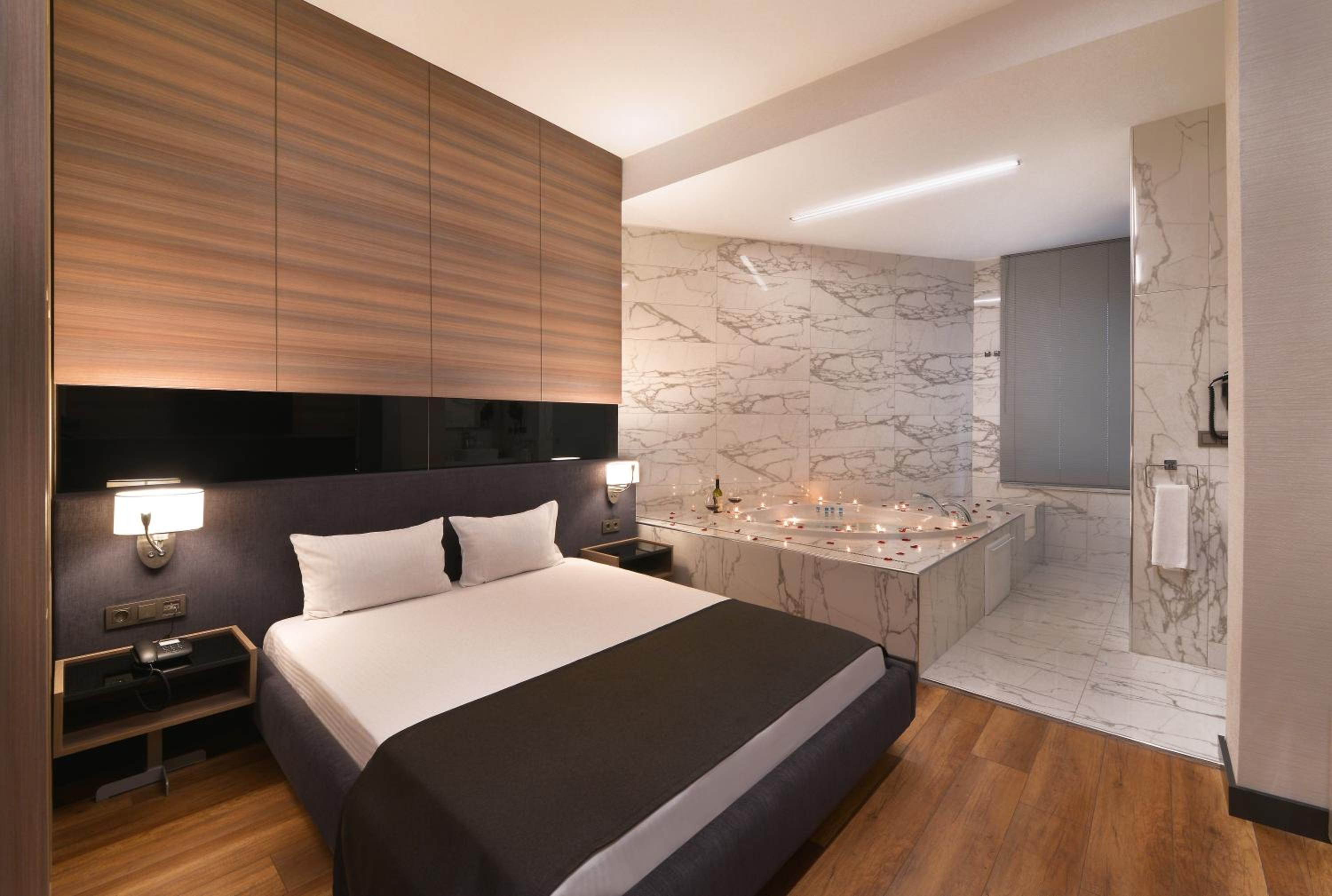 Deluxe Suite With Spa Bath photo 2