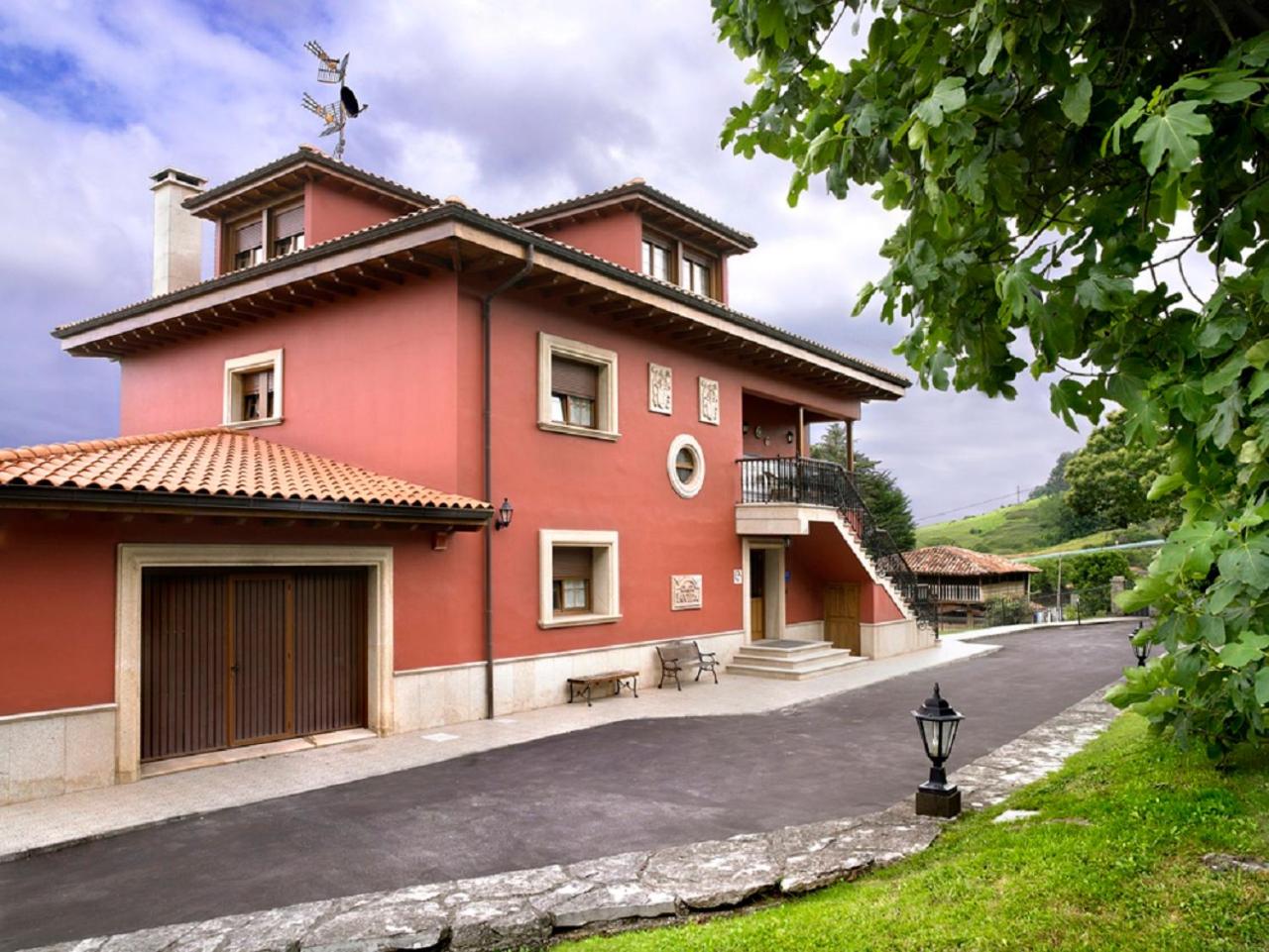Seven-Bedroom House photo 3