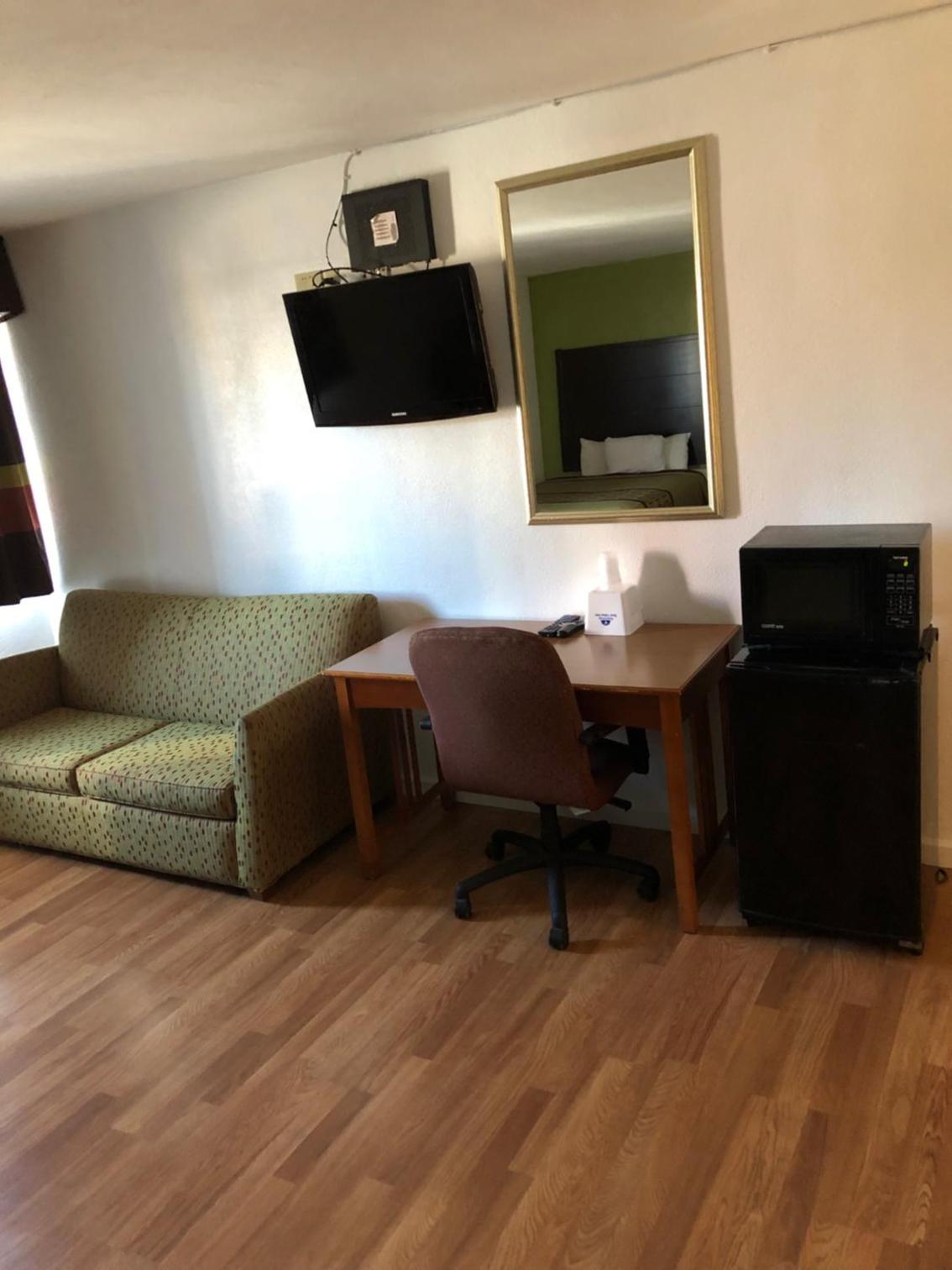 Queen Room - Non-Smoking - Photo 8