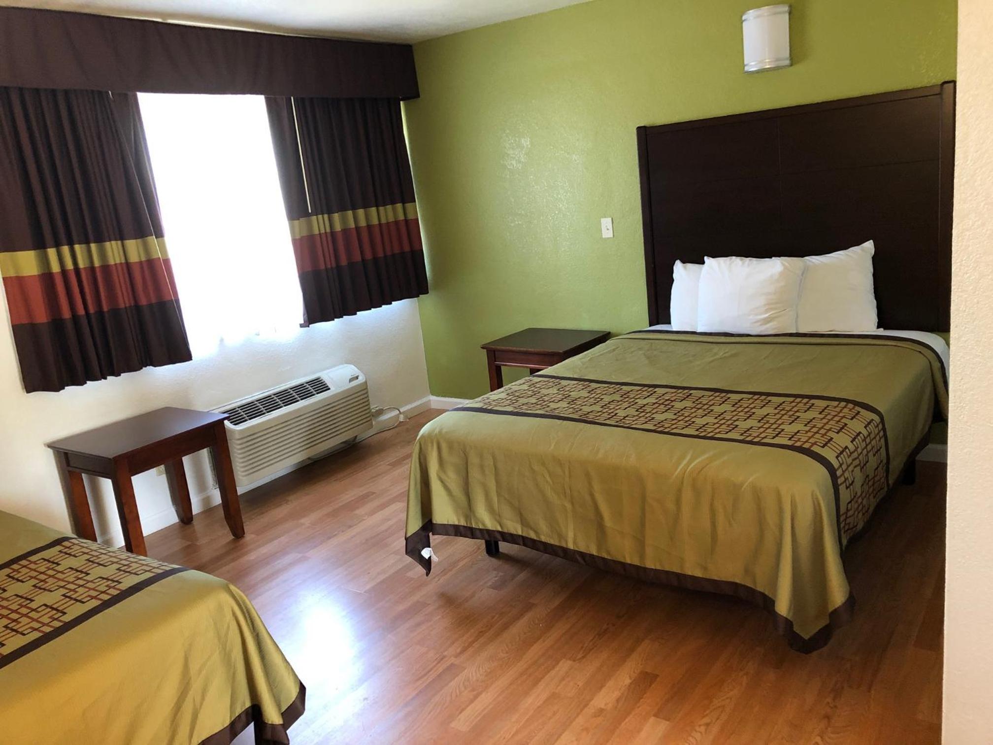 Queen Room with Two Queen Beds - Non-Smoking - Photo 8