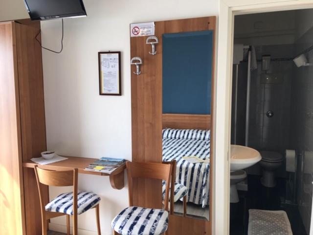 Double Room with Lake View - Photo 2