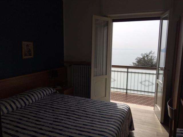 Double Room with Lake View - Photo 5
